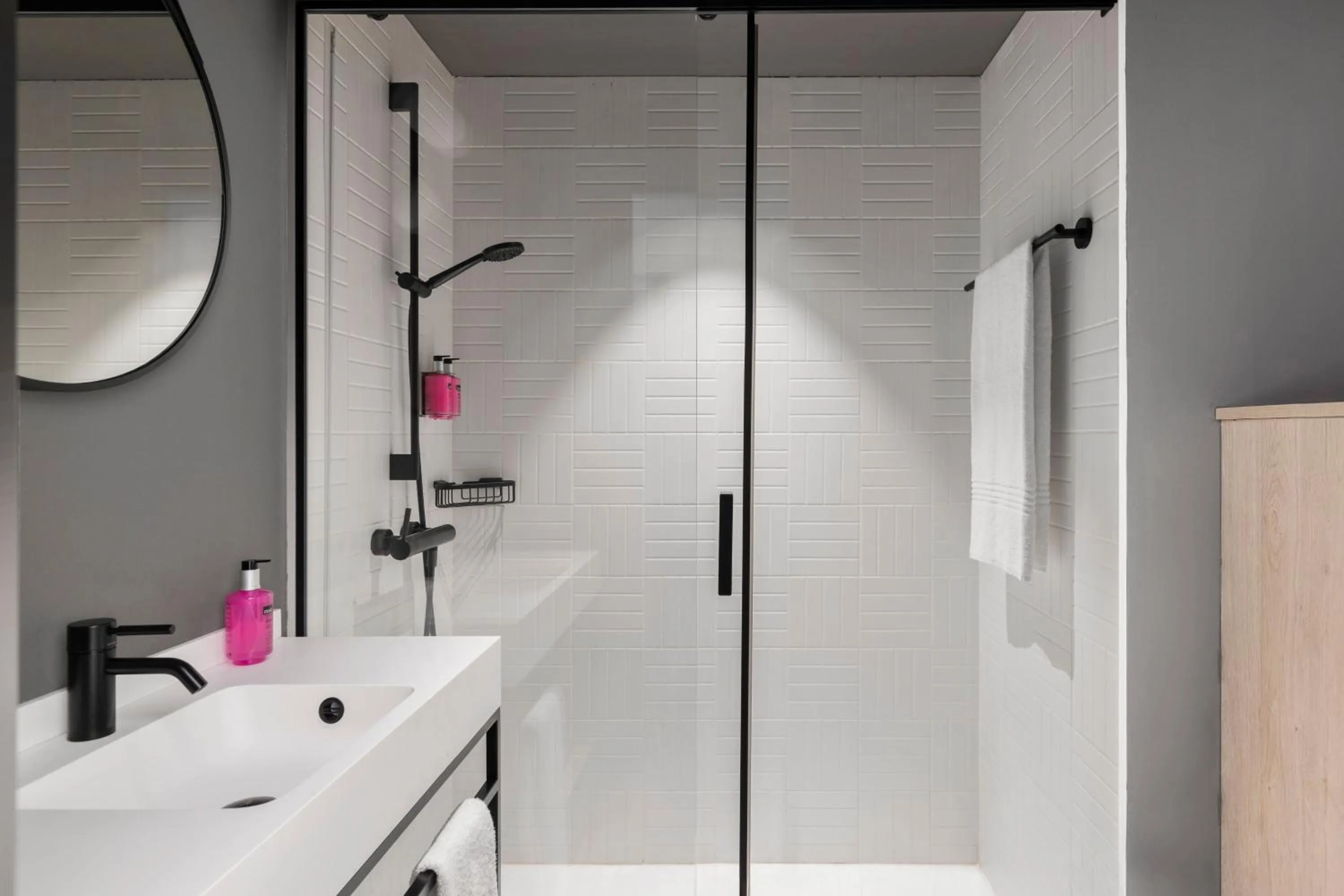 Photo of the whole room in Moxy Barcelona