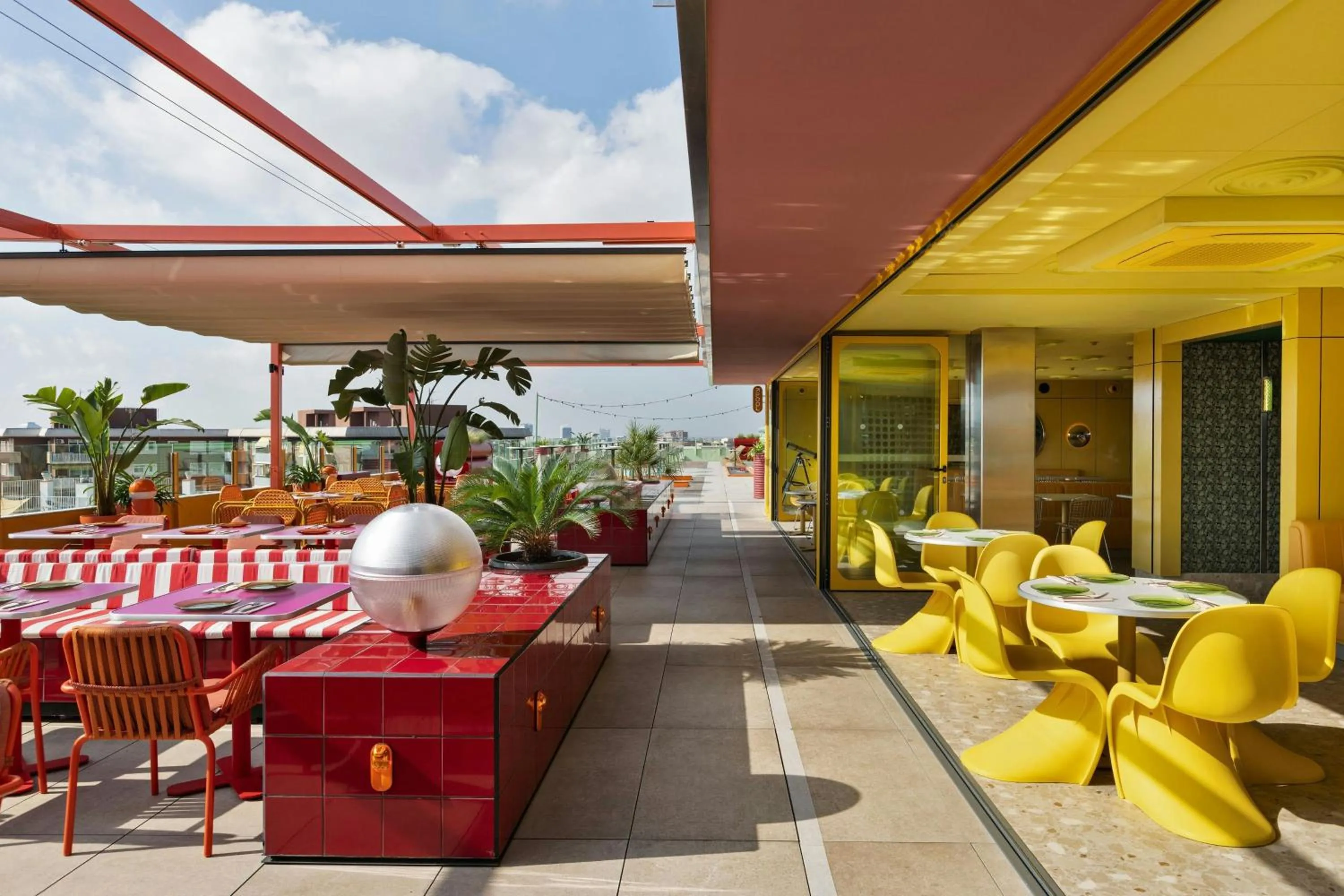 Lounge or bar in Moxy Barcelona