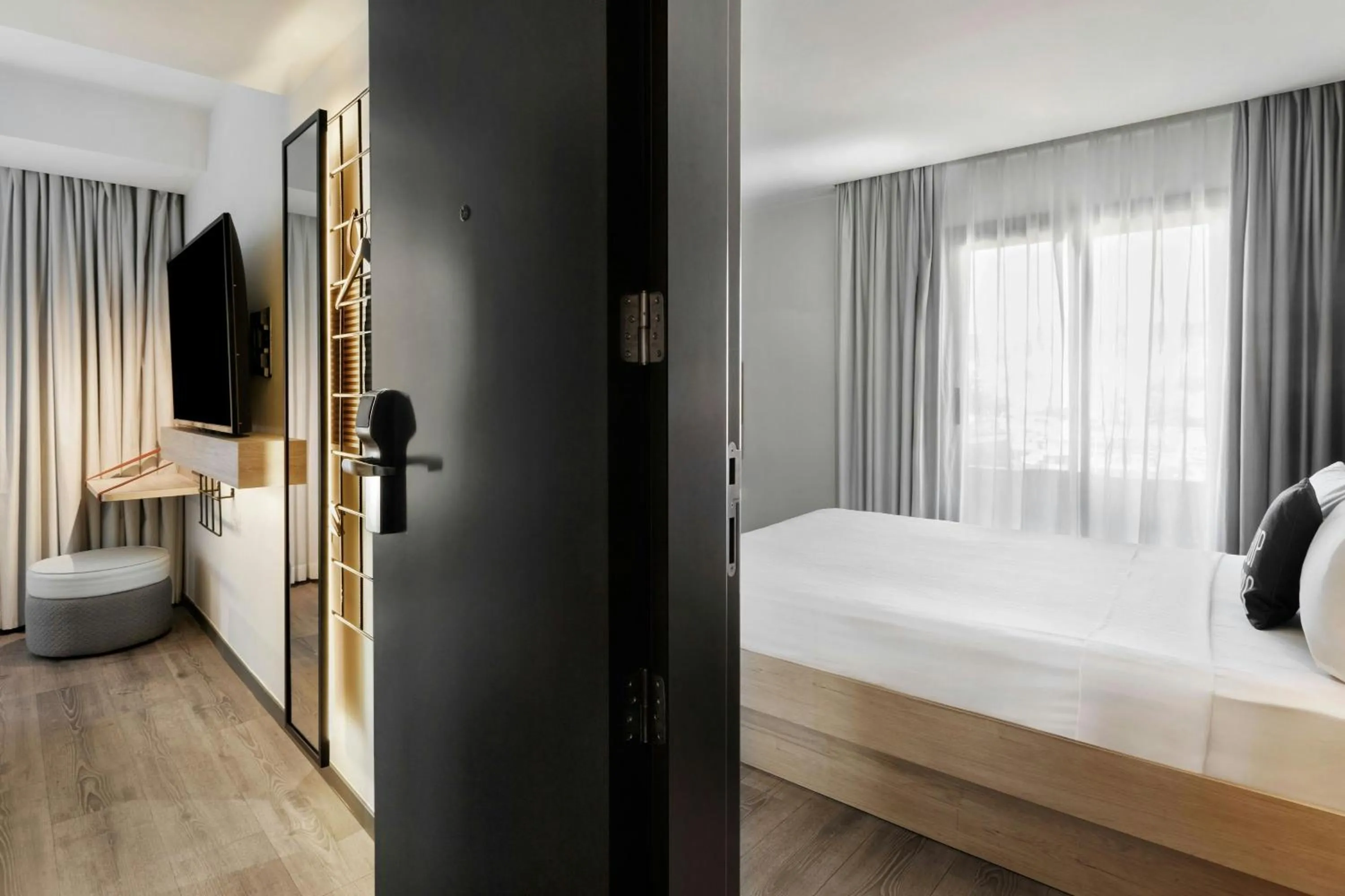 Photo of the whole room, Bed in Moxy Barcelona