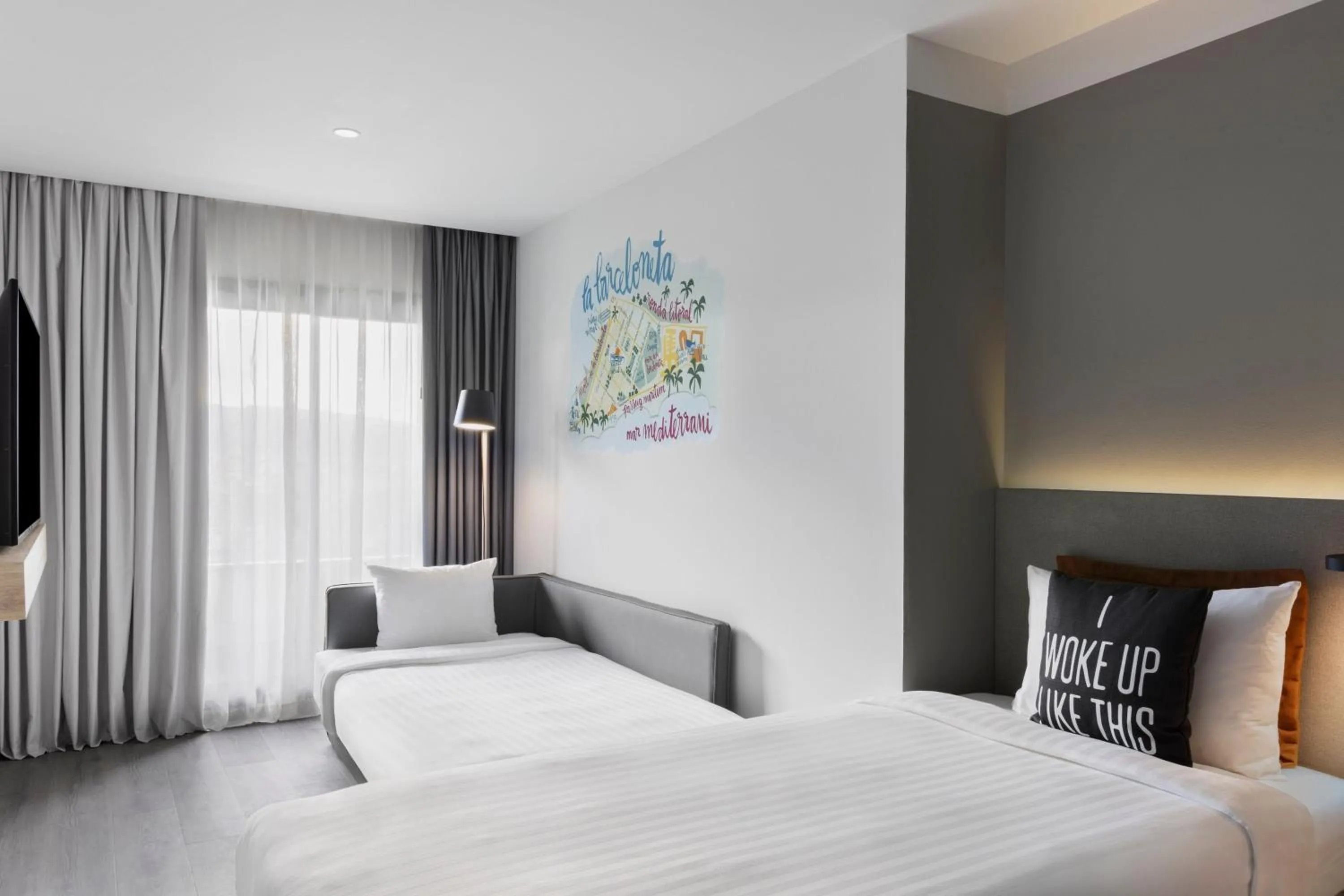 Photo of the whole room, Bed in Moxy Barcelona
