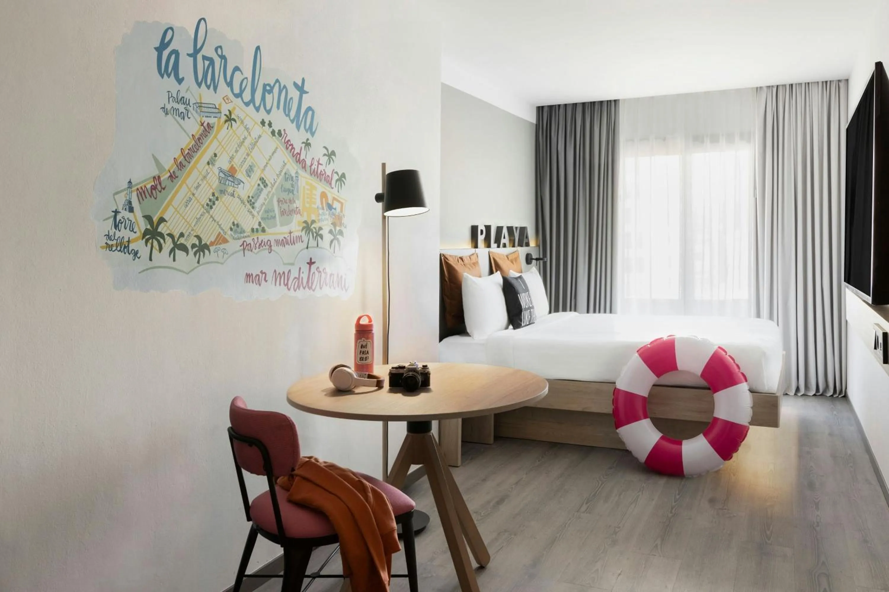 Photo of the whole room, Bed in Moxy Barcelona