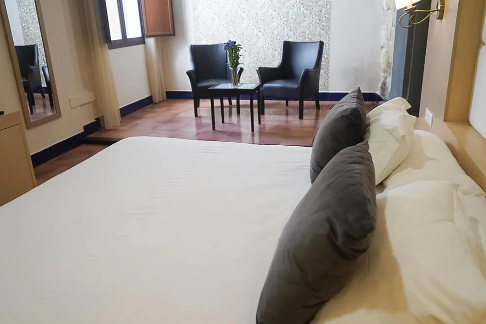 Bedroom, Bed in Hotel Rosaleda Don Pedro