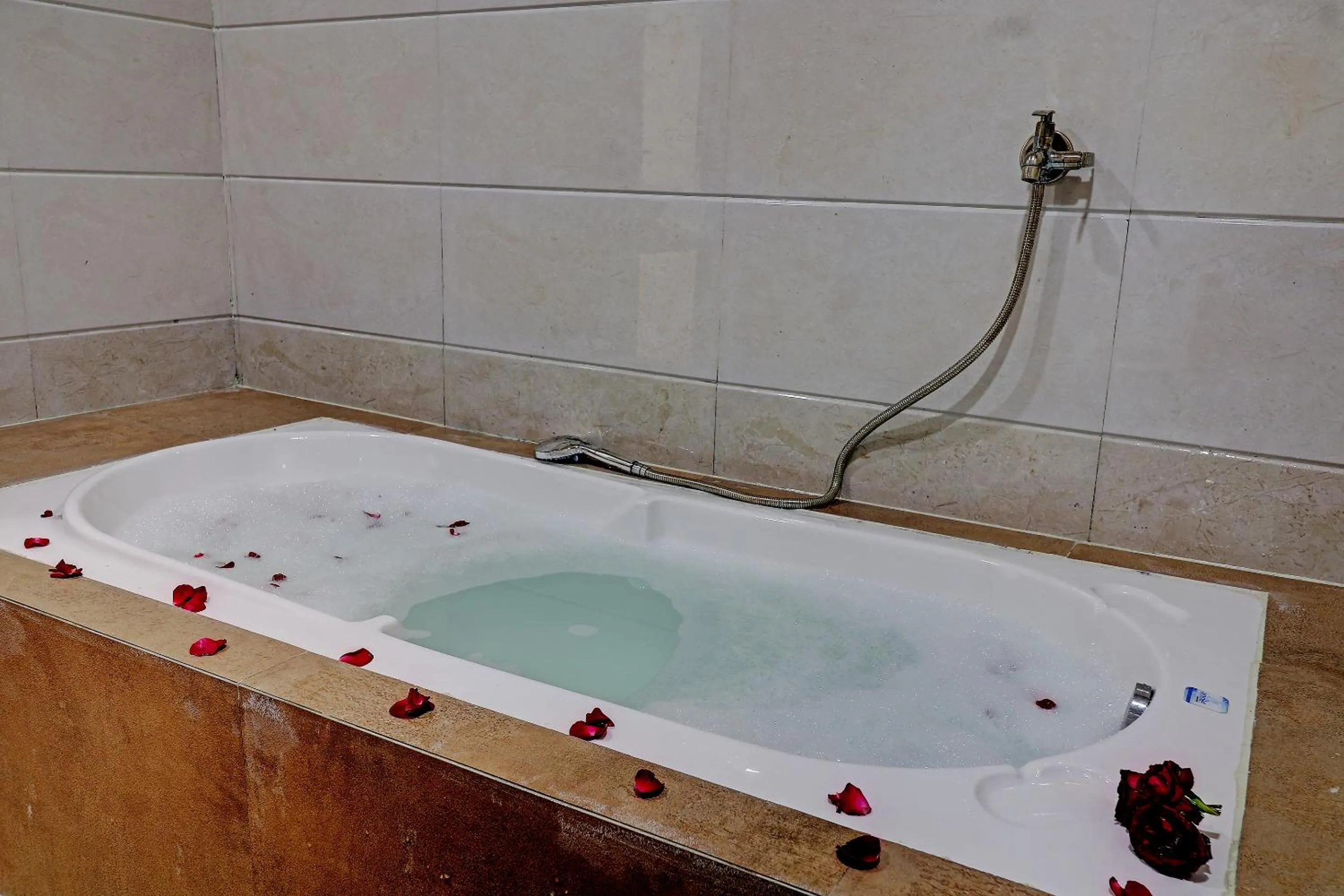 Hot Tub in Sun Inn Residency Rabale