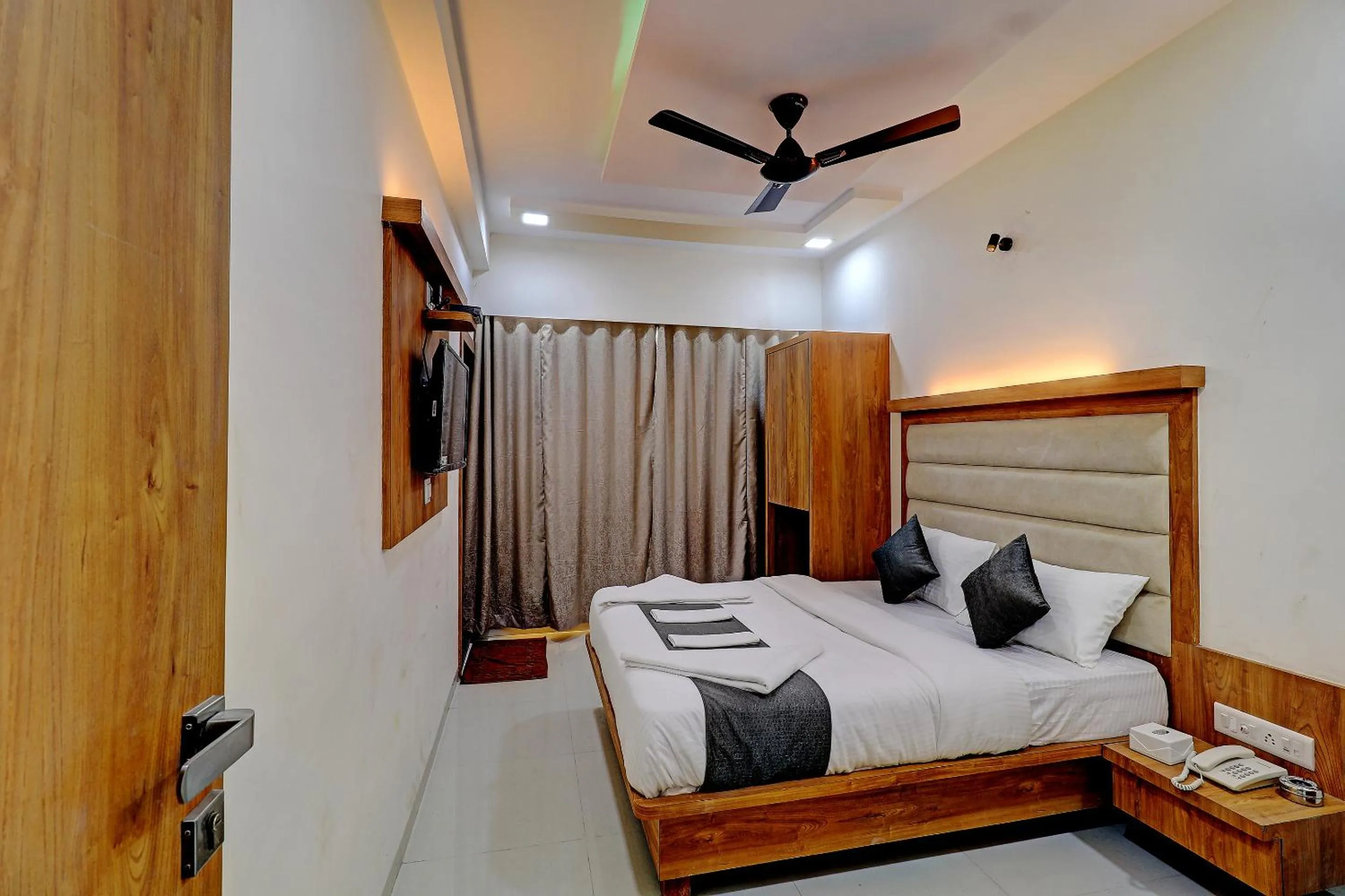 Bed in Sun Inn Residency Rabale