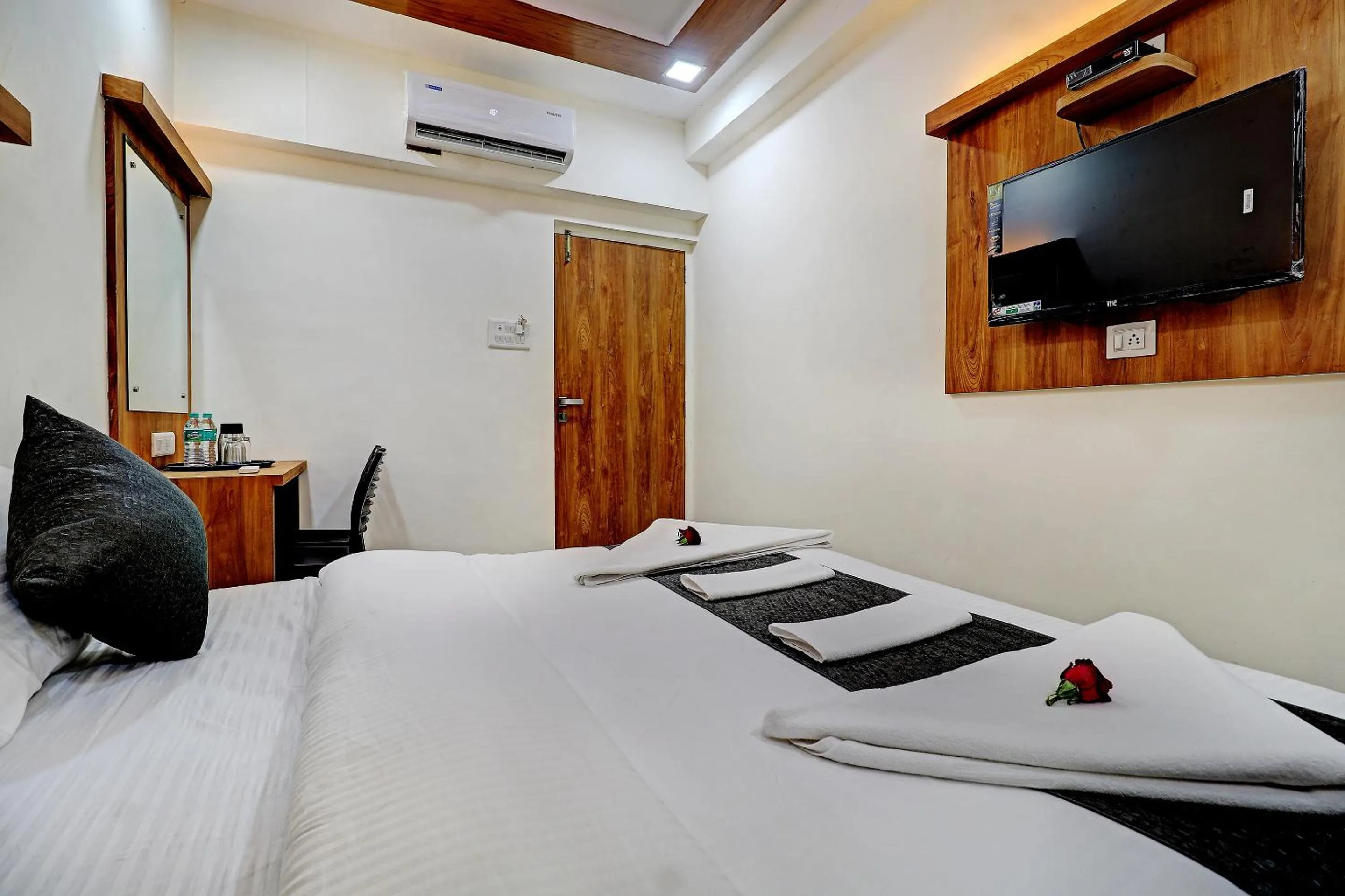 Communal lounge/ TV room, Bed in Sun Inn Residency Rabale