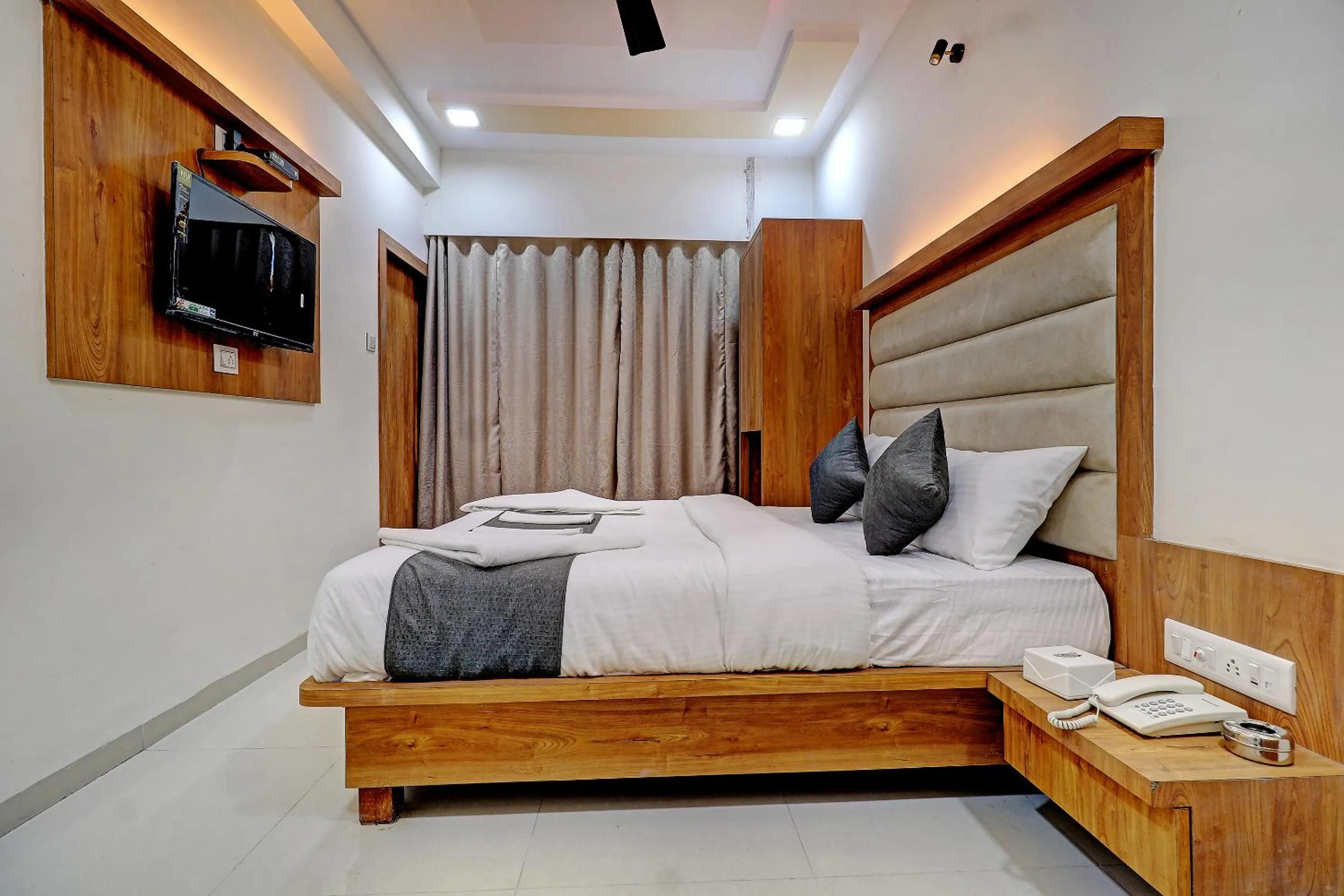 Bed in Sun Inn Residency Rabale