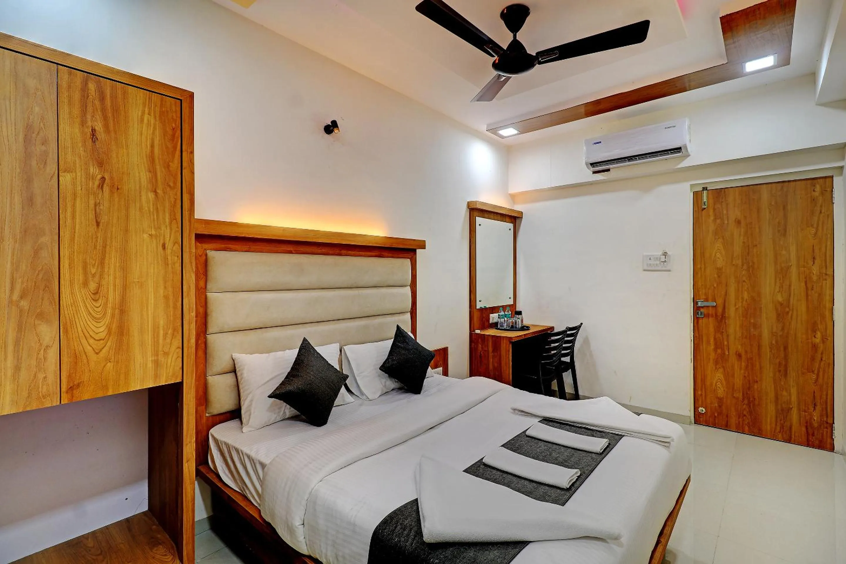 Bed in Sun Inn Residency Rabale
