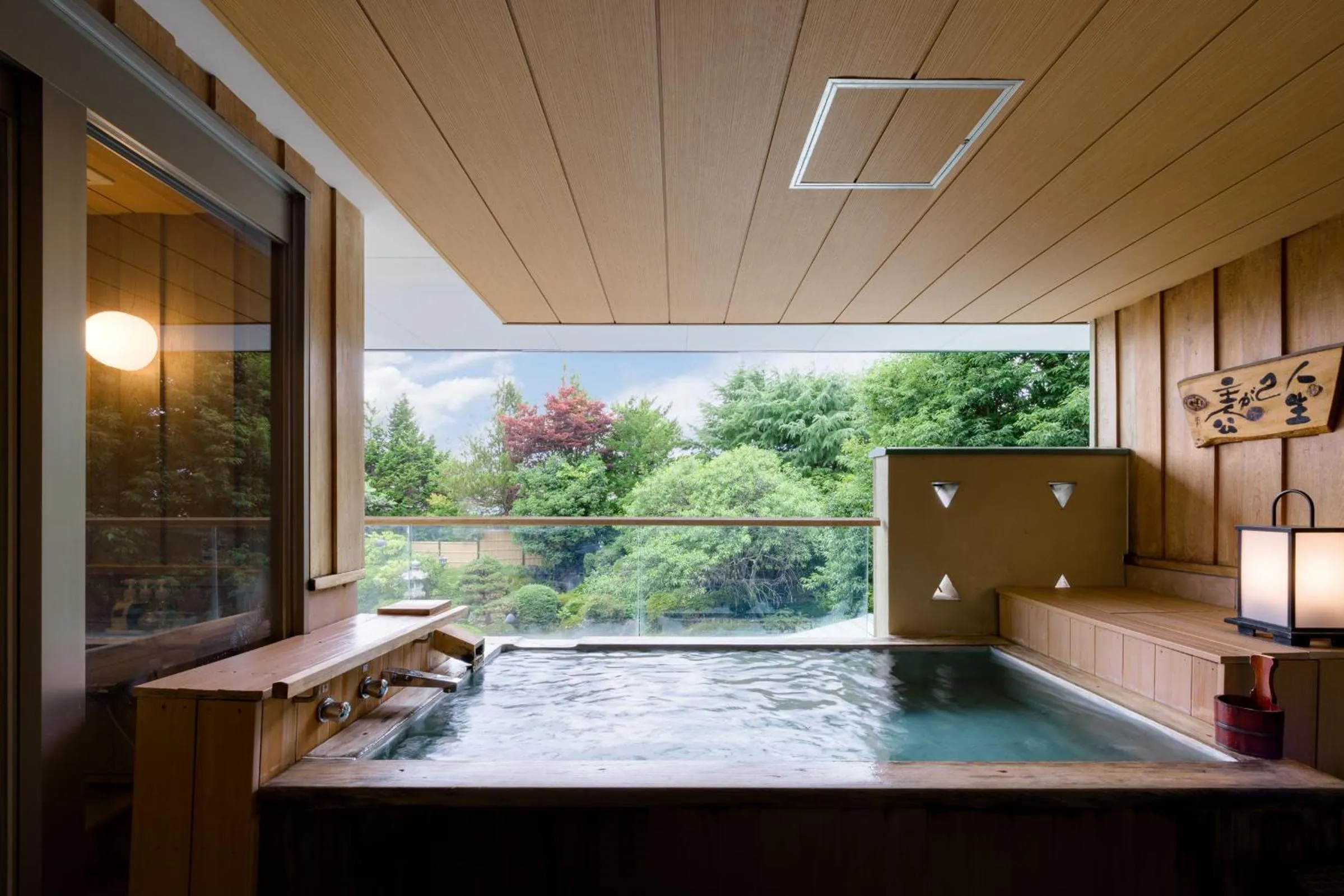 Hot Spring Bath in Kaneyamaen