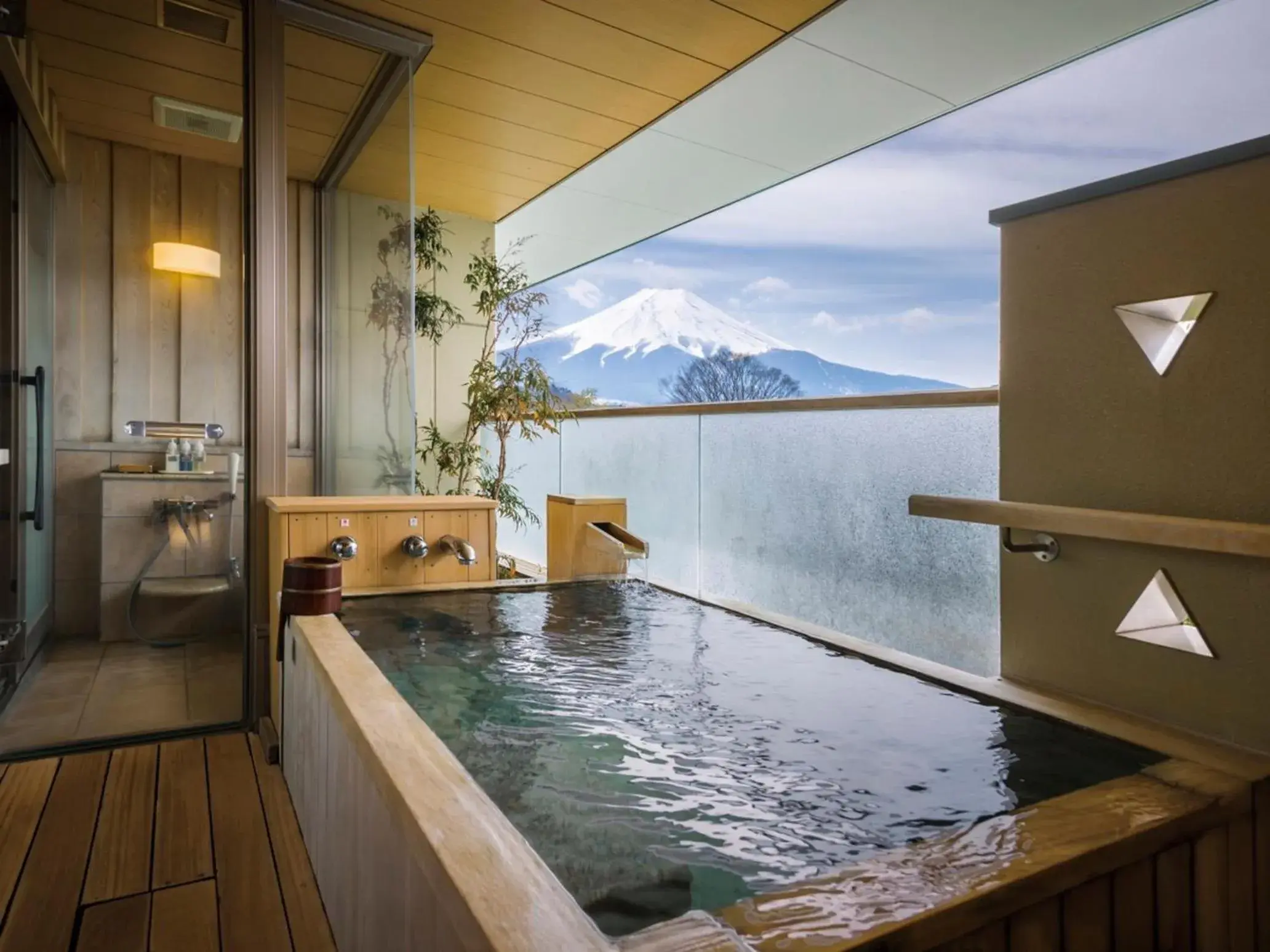 Open Air Bath in Kaneyamaen Open Air Bath in Kaneyamaen