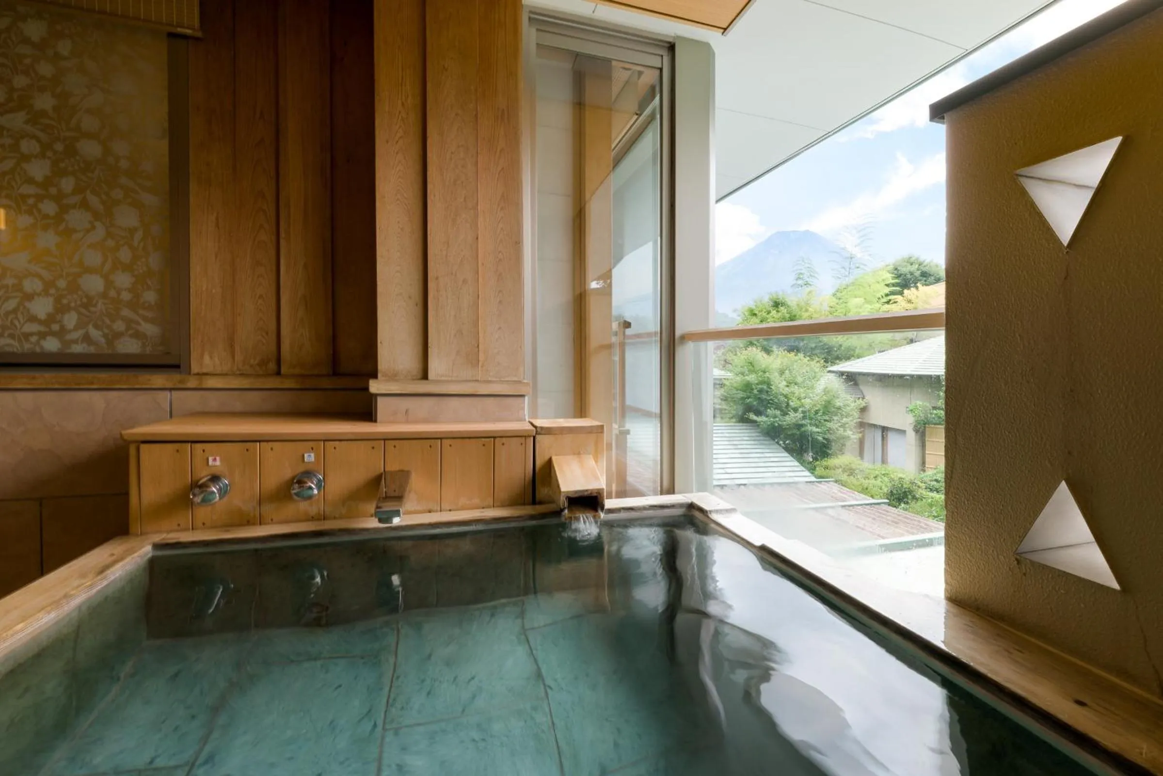 Hot Spring Bath in Kaneyamaen