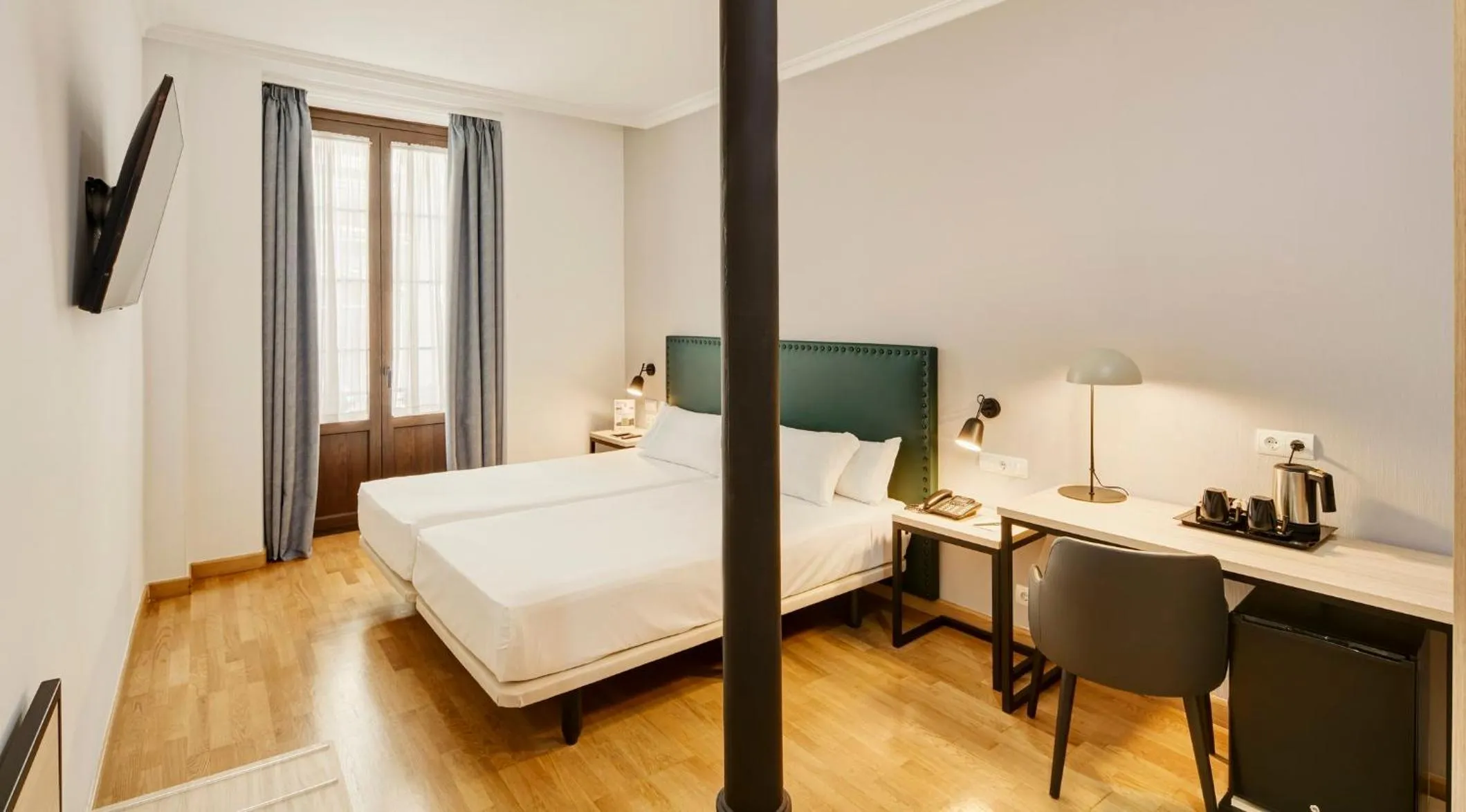 Photo of the whole room, Bed in Sercotel Las Casas de los Mercaderes