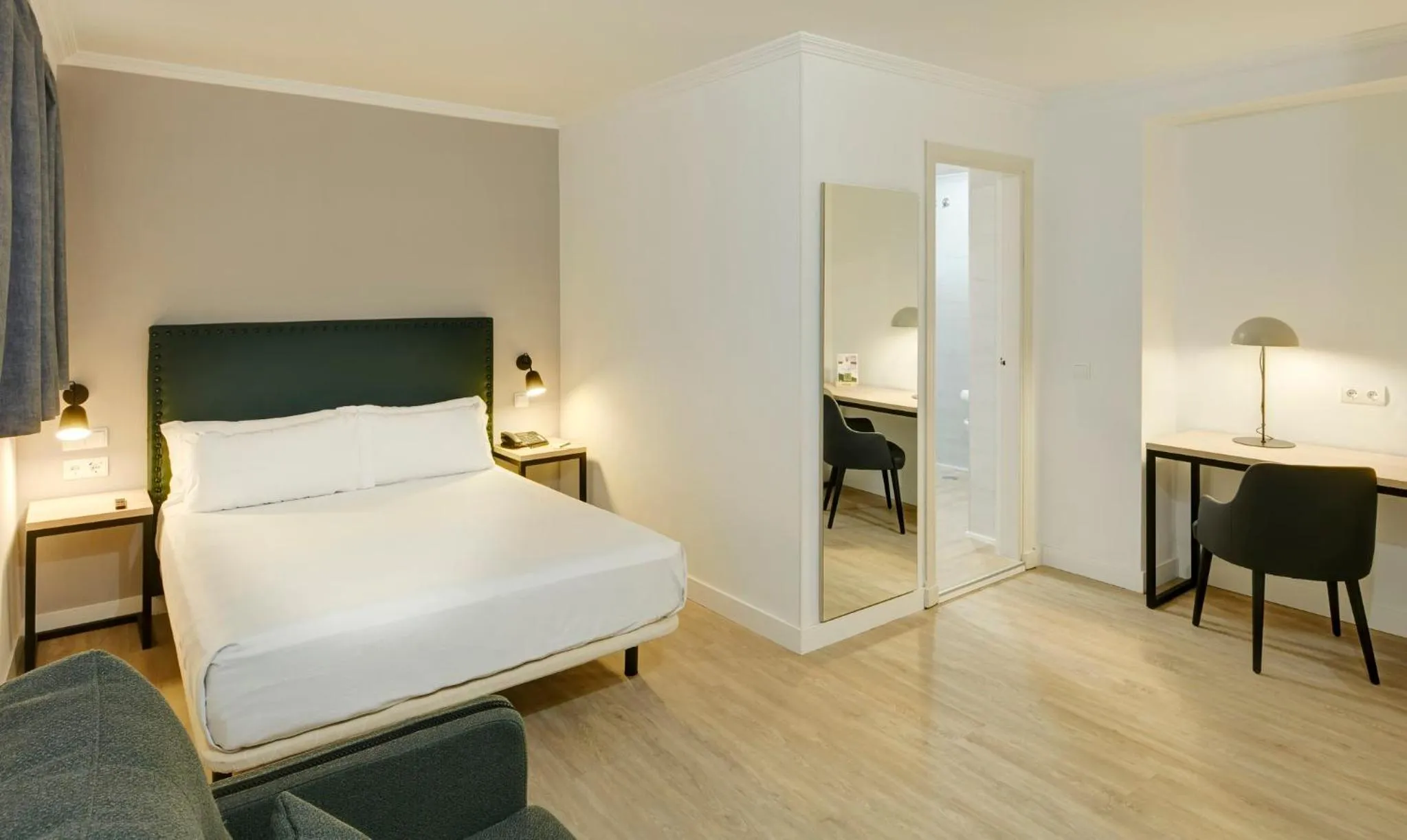 Photo of the whole room, Bed in Sercotel Las Casas de los Mercaderes