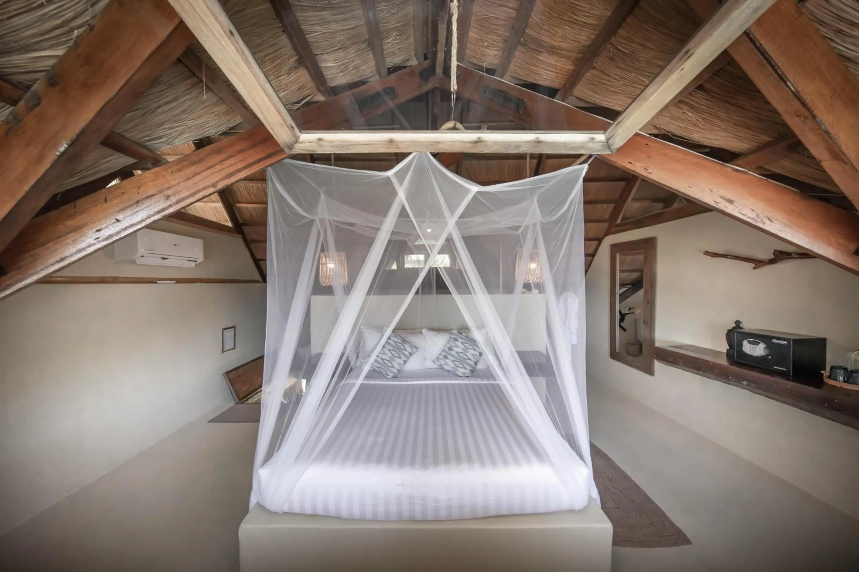 Bed in The Beach House Ocam Ocam