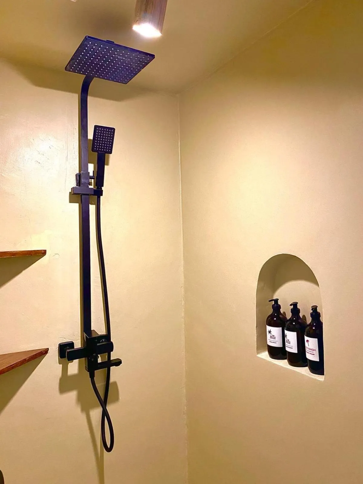 Shower in The Beach House Ocam Ocam