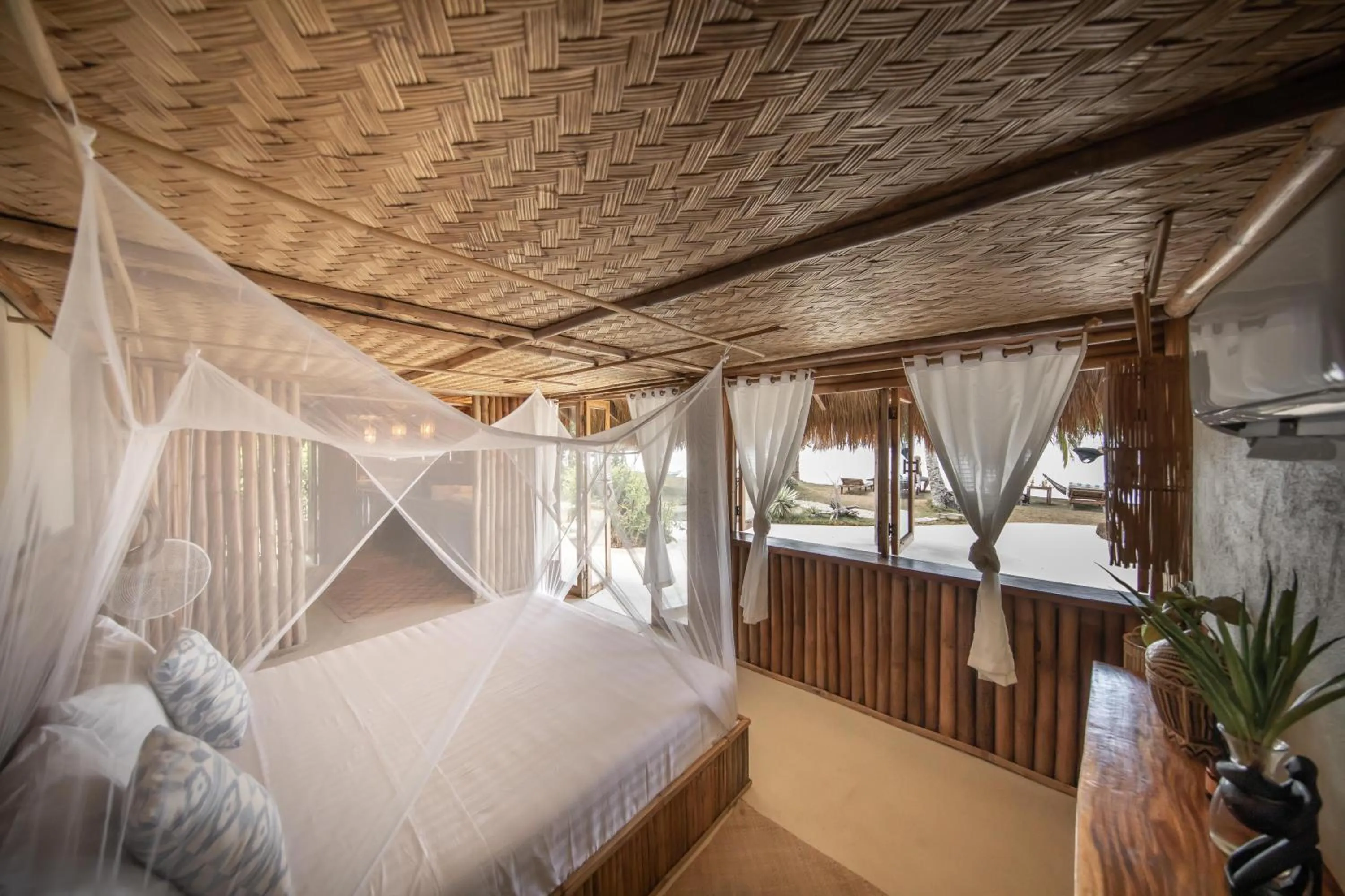 Bed in The Beach House Ocam Ocam