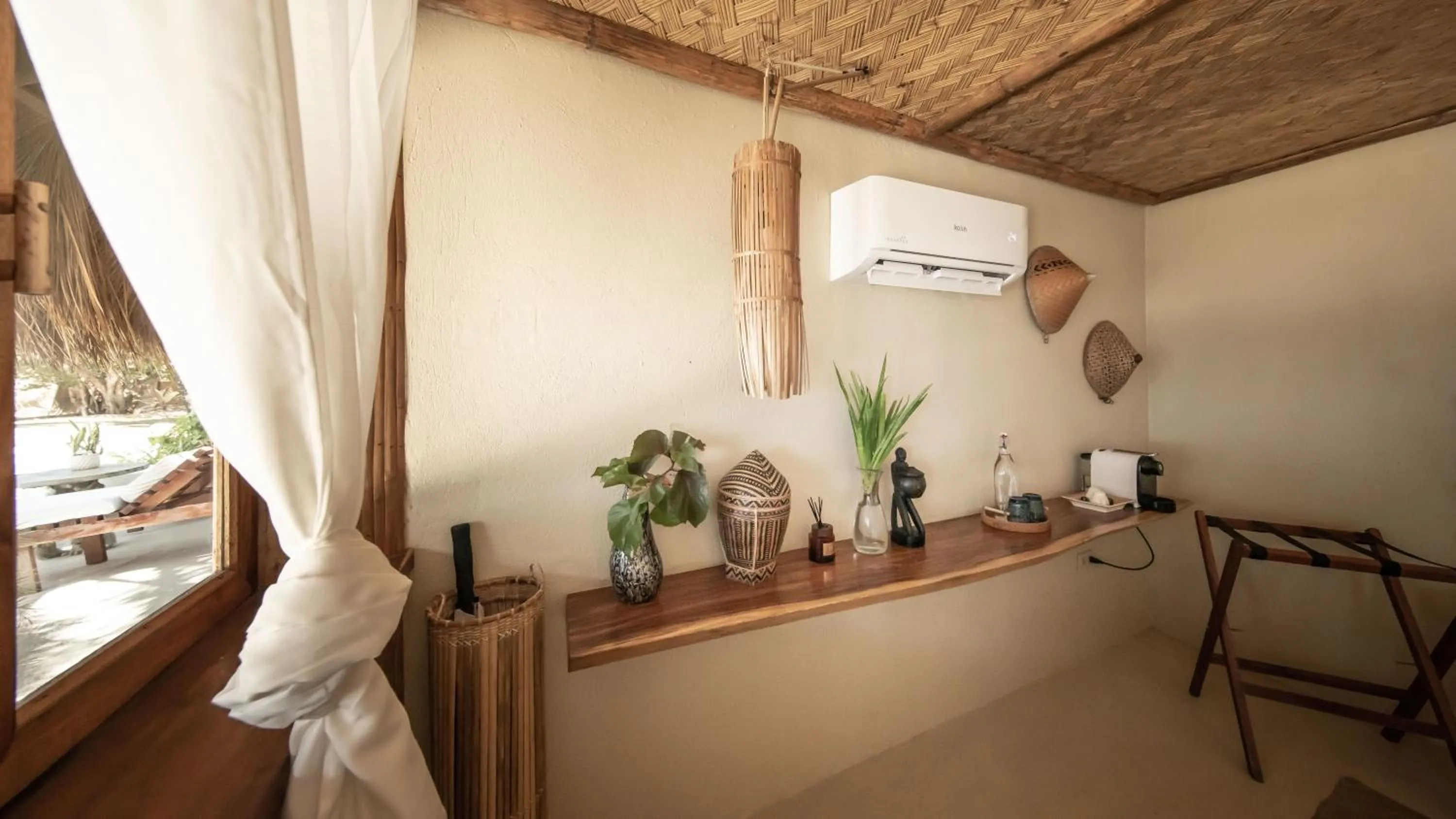 Coffee/tea facilities, Bed in The Beach House Ocam Ocam