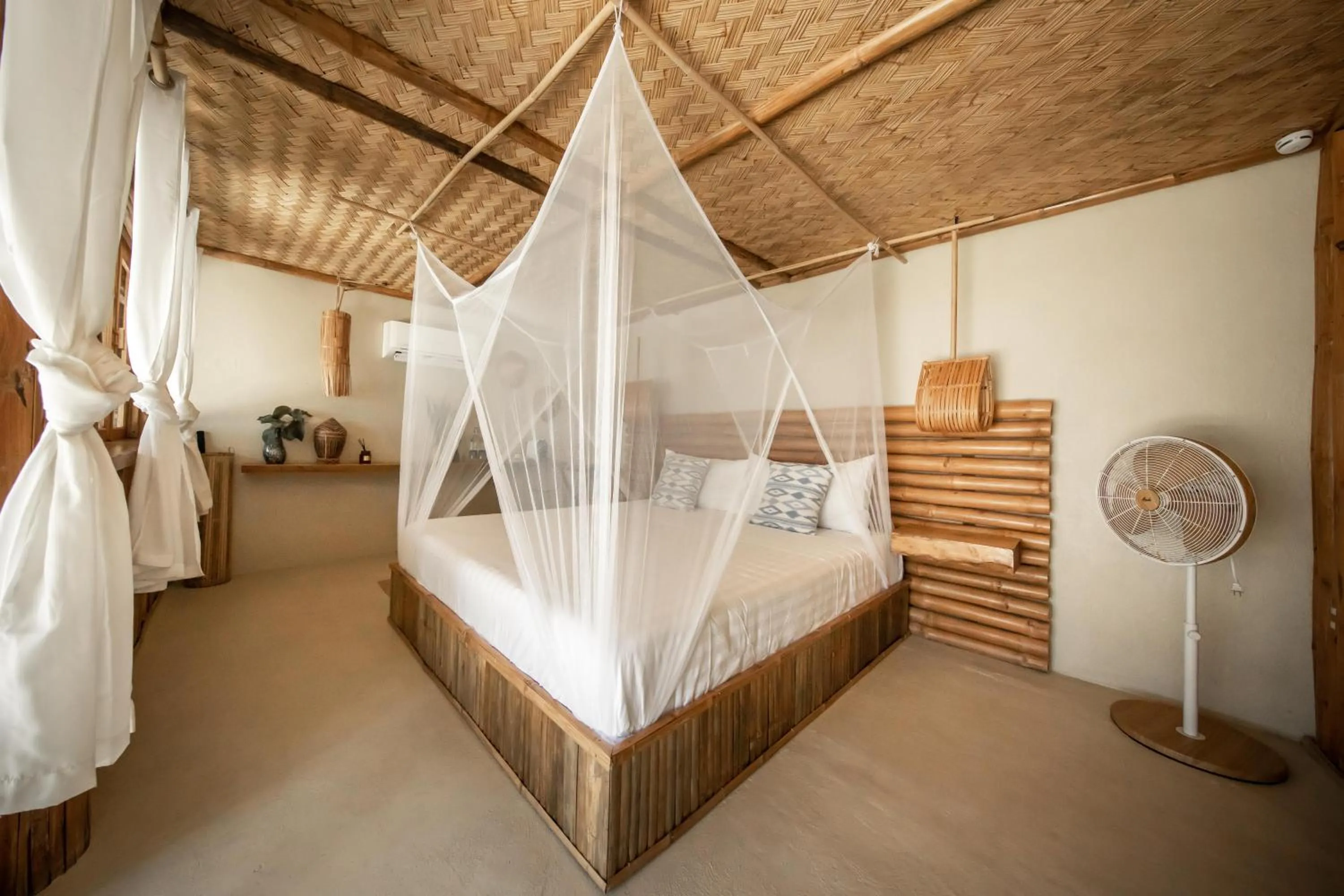 Bed in The Beach House Ocam Ocam