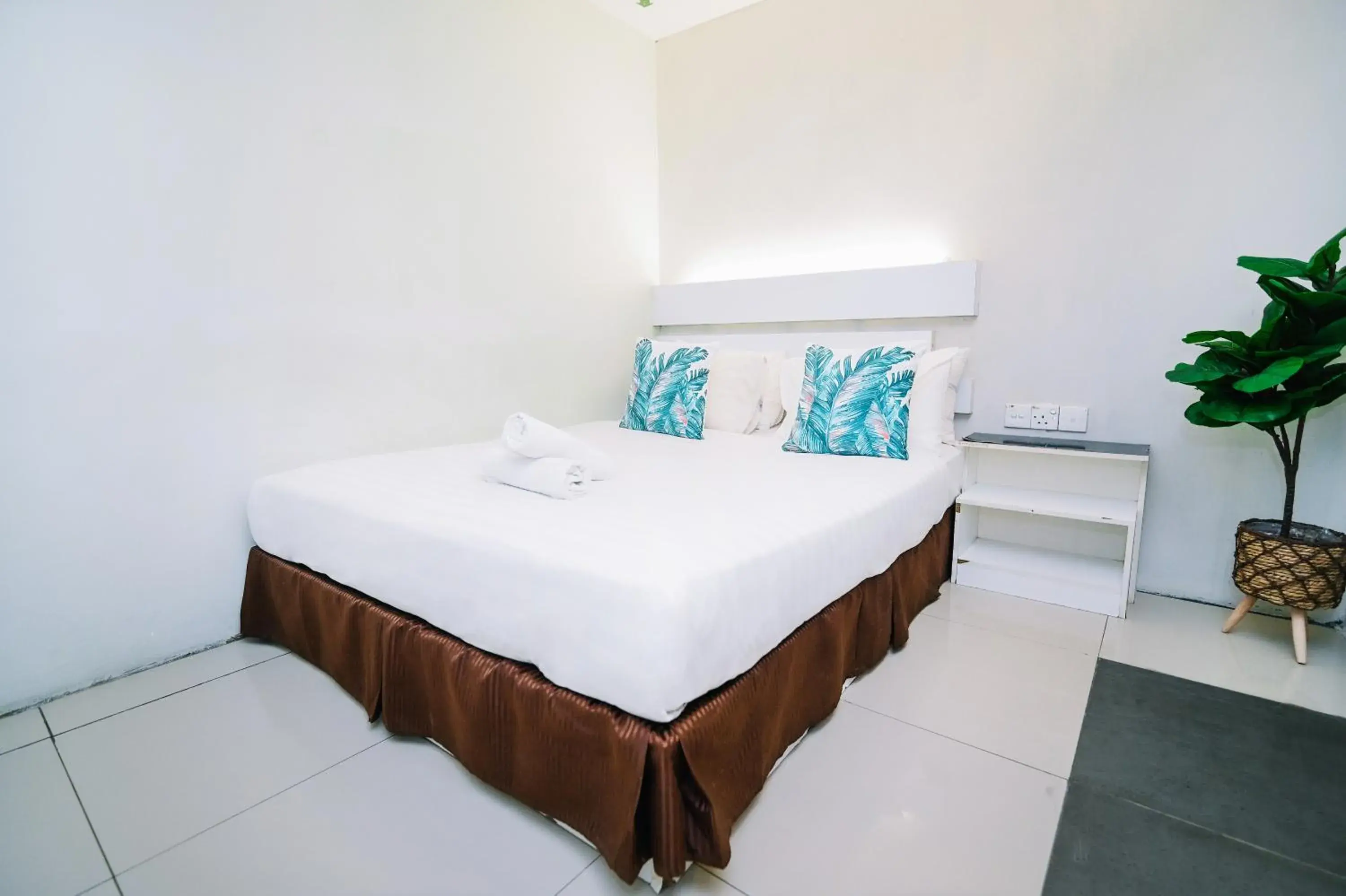 Standard Queen Room in Swing & Pillows - PJ SS2 Standard Queen Room in Swing & Pillows - PJ SS2