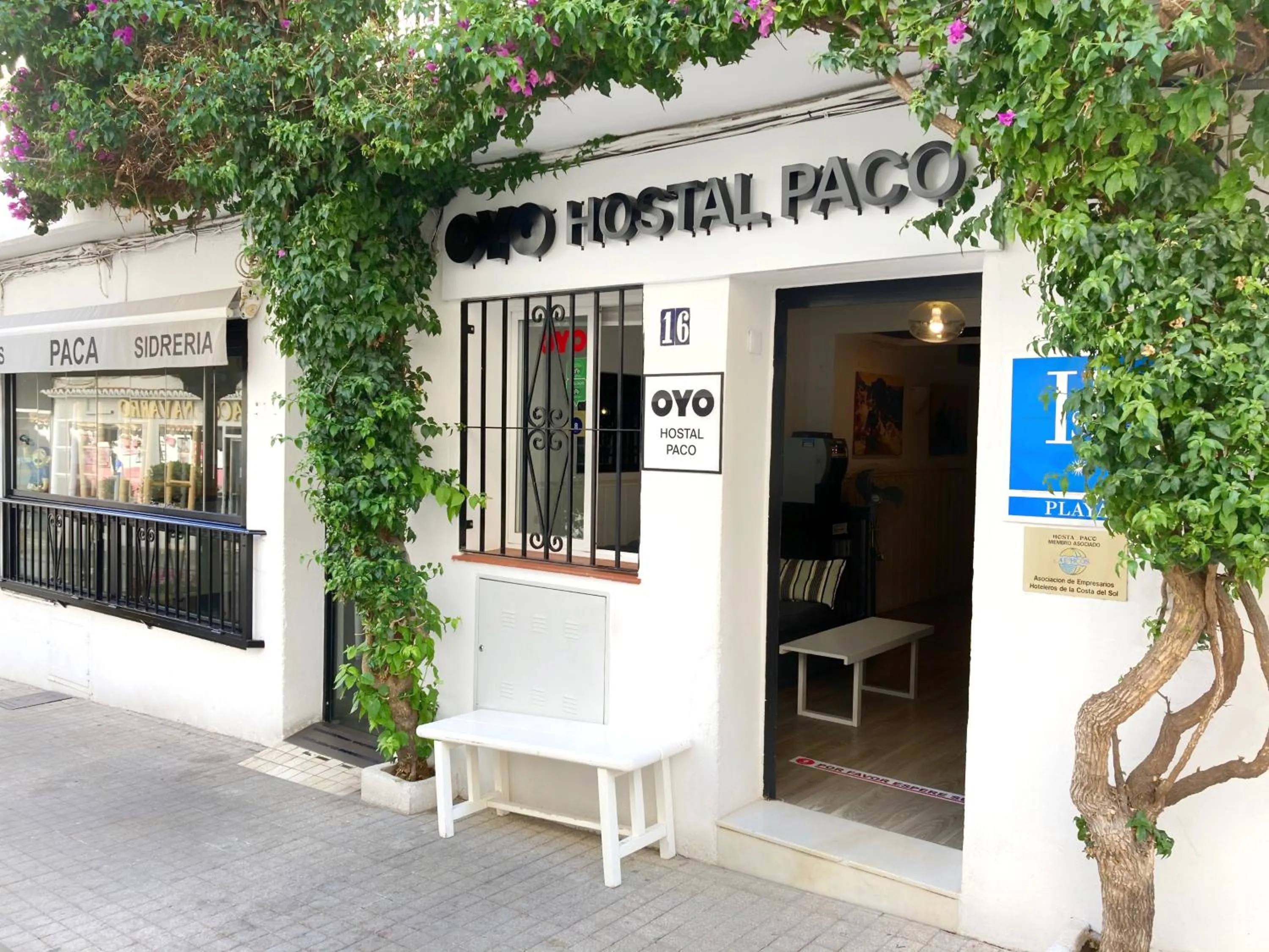 Facade/entrance in Hostal Paco Marbella