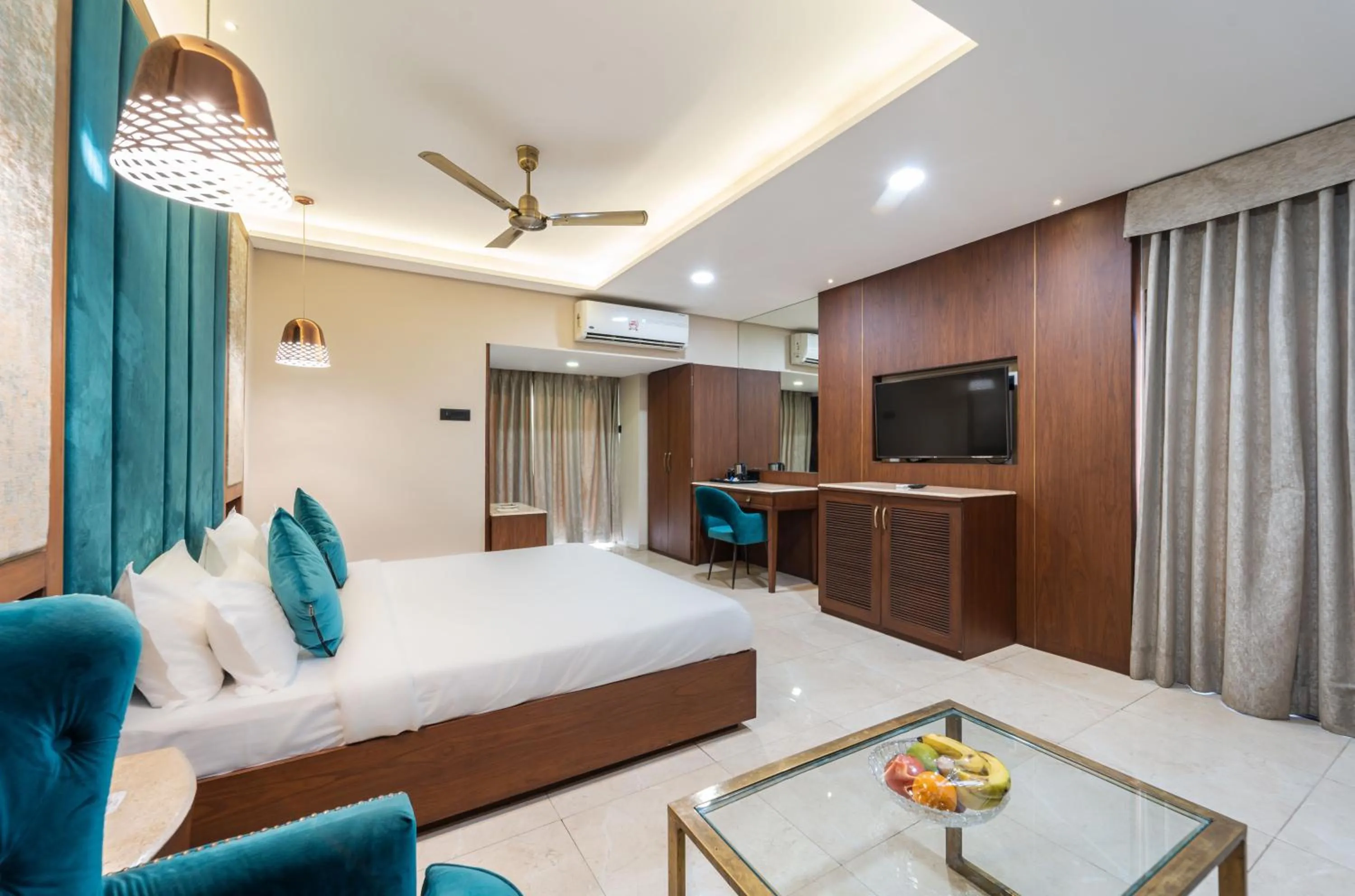 Communal lounge/ TV room, Bed in Enrise by Sayaji Harda