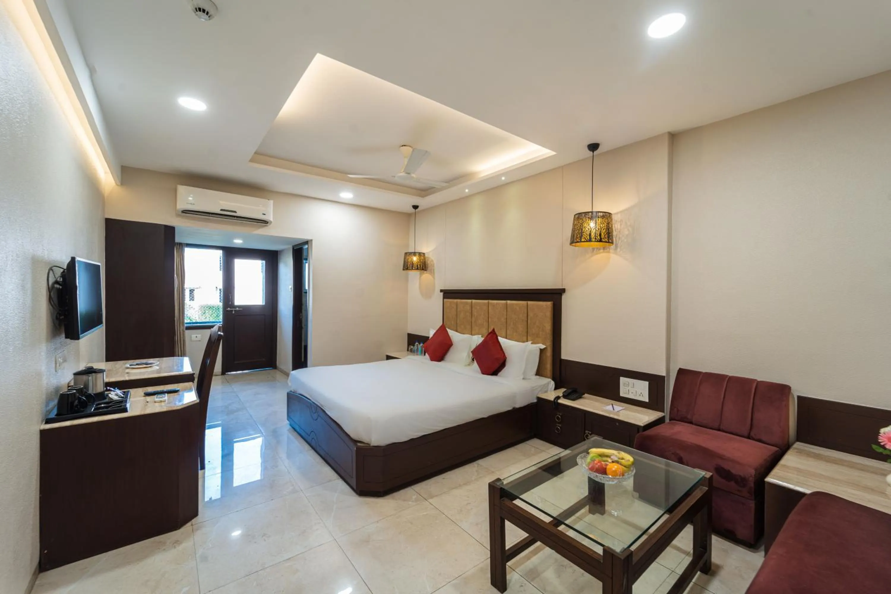 Communal lounge/ TV room, Bed in Enrise by Sayaji Harda