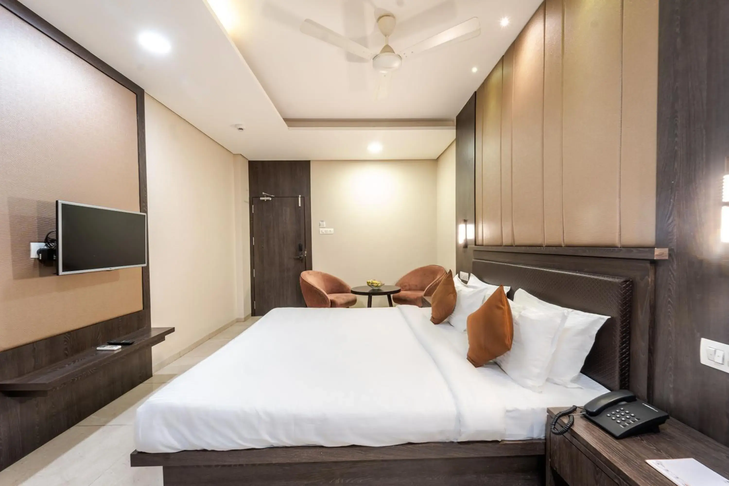 Communal lounge/ TV room, Bed in Enrise by Sayaji Harda Communal lounge/ TV room, Bed in Enrise by Sayaji Harda