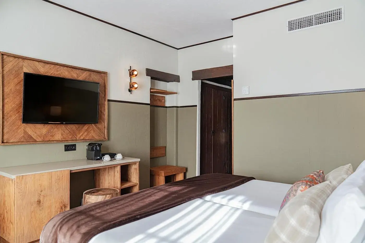 TV and multimedia, Bed in Vincci Selección Rumaykiyya TV and multimedia, Bed in Vincci Selección Rumaykiyya