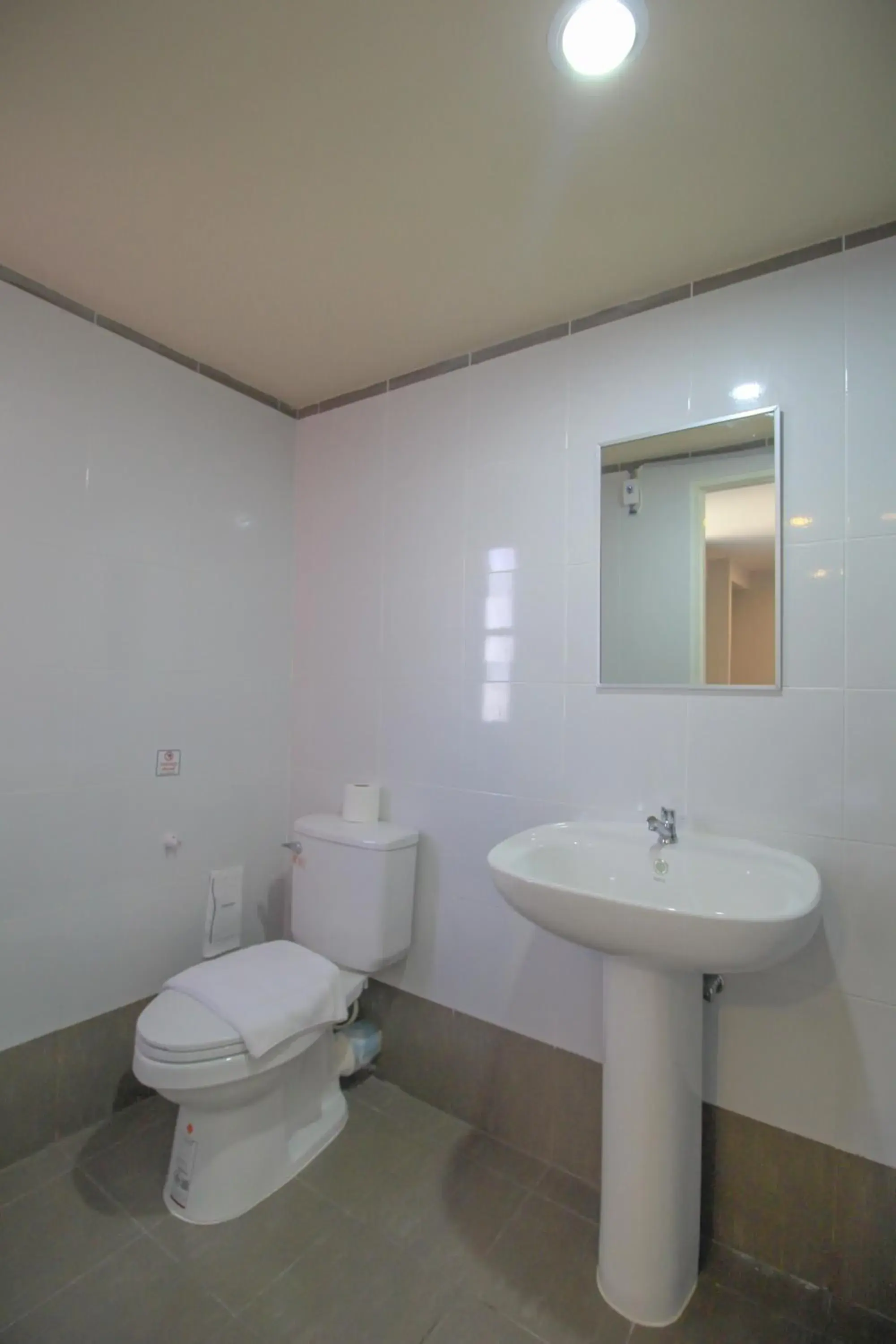 Toilet in The Sea Bangsaen Hotel Toilet in The Sea Bangsaen Hotel