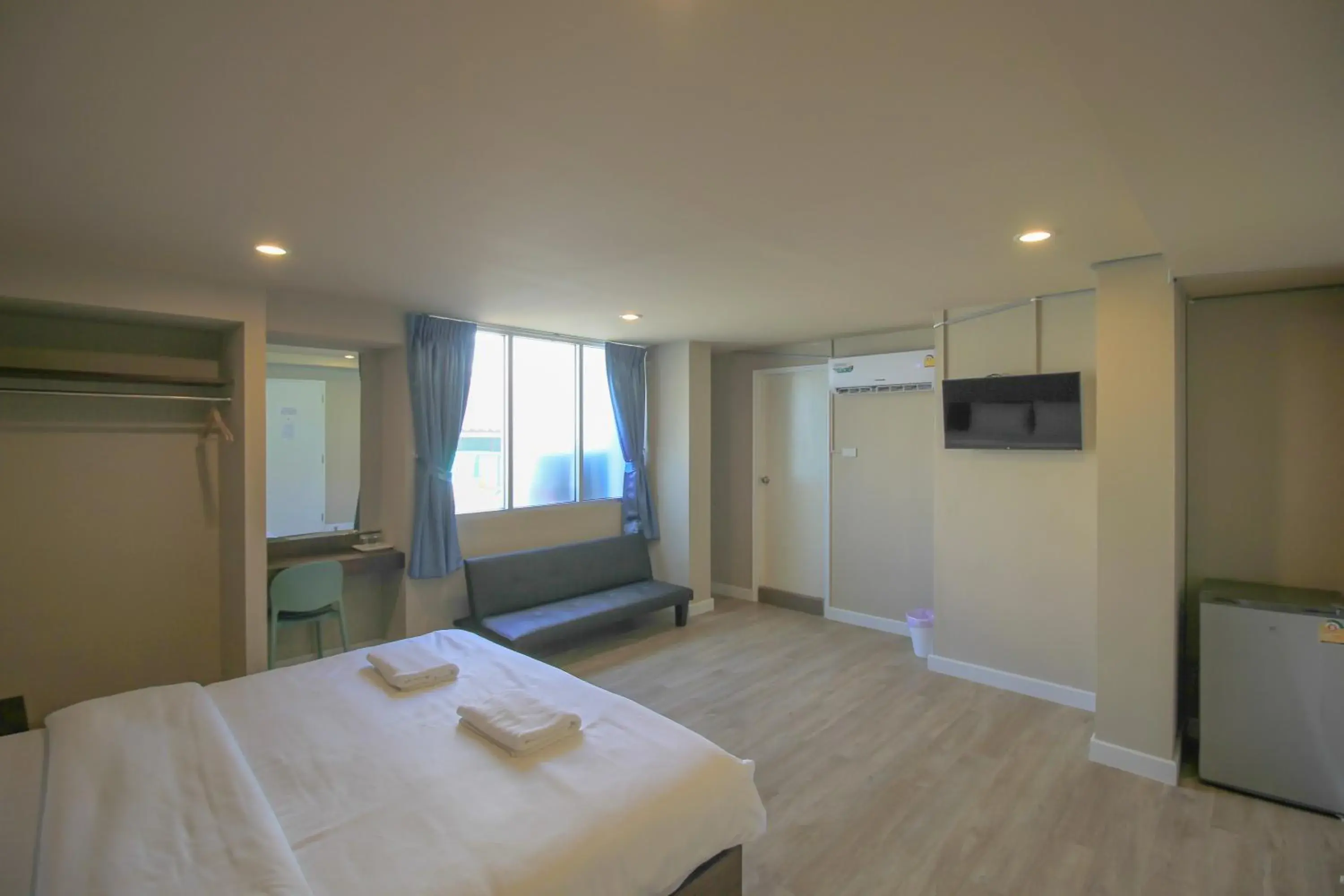 Standard King Room in The Sea Bangsaen Hotel Standard King Room in The Sea Bangsaen Hotel