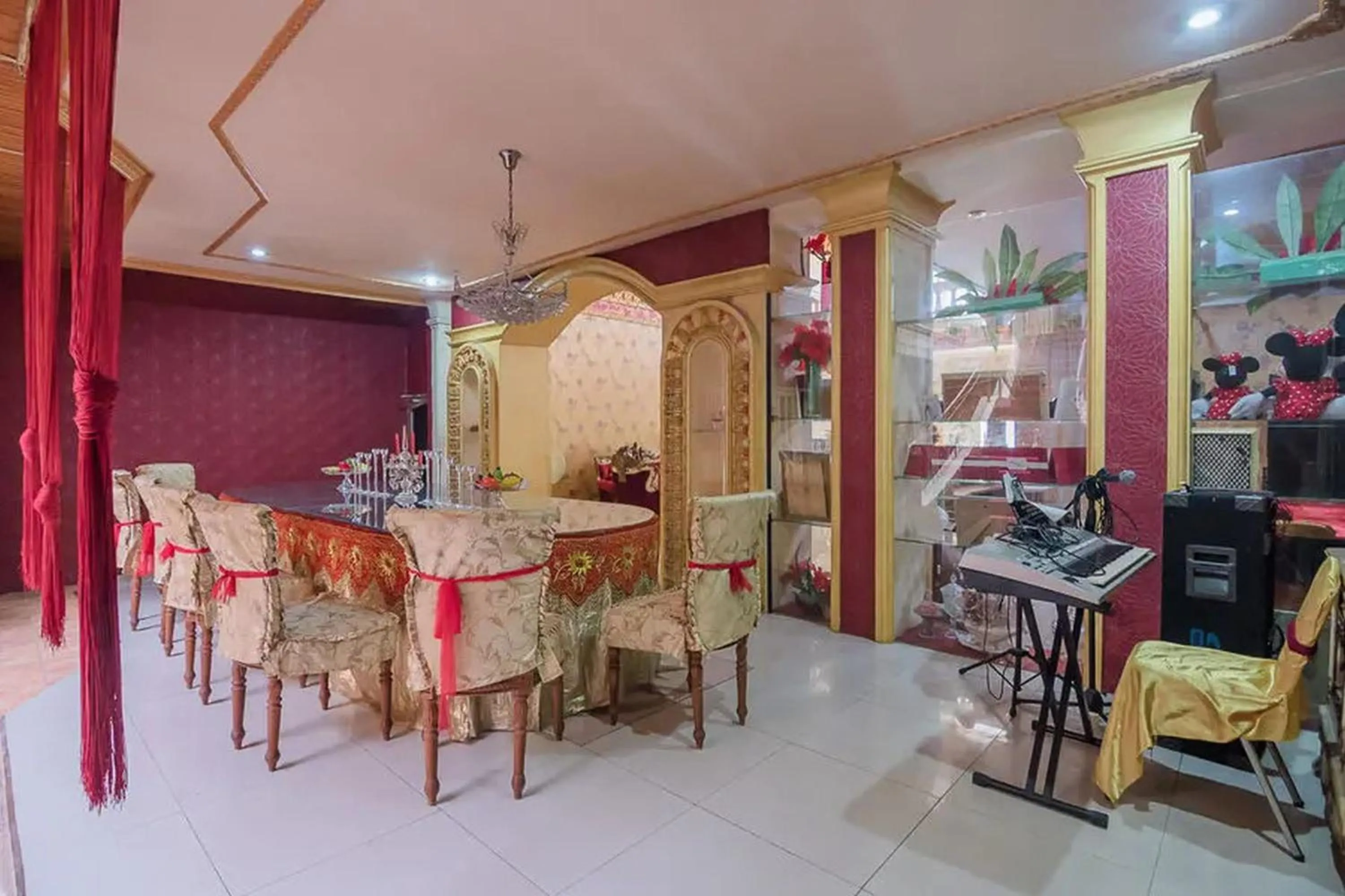 Dining area in RedDoorz Syariah at Jalan Ahmad Yani Jambi