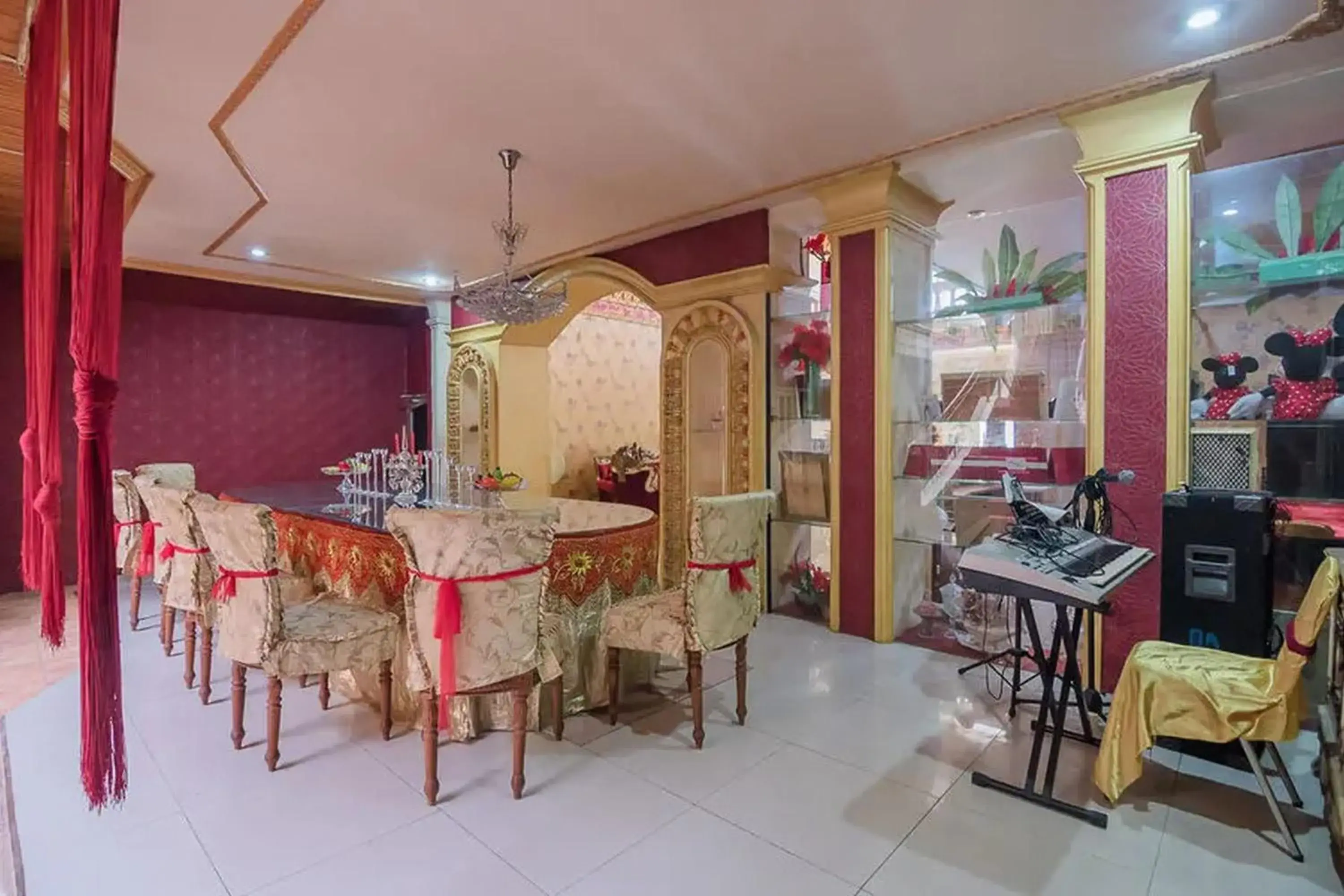 Dining area in RedDoorz Syariah at Jalan Ahmad Yani Jambi Dining area in RedDoorz Syariah at Jalan Ahmad Yani Jambi