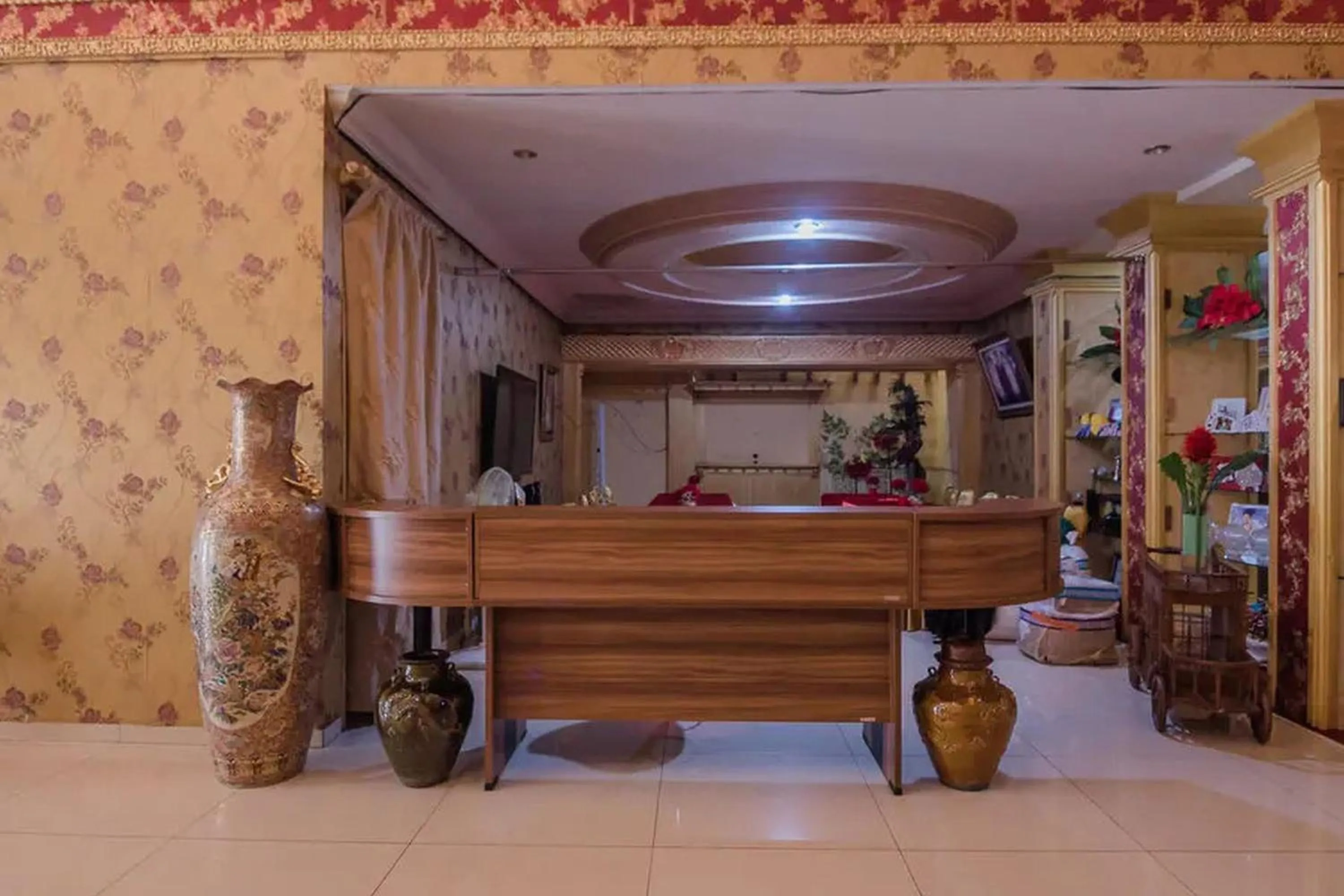 Lobby or reception in RedDoorz Syariah at Jalan Ahmad Yani Jambi