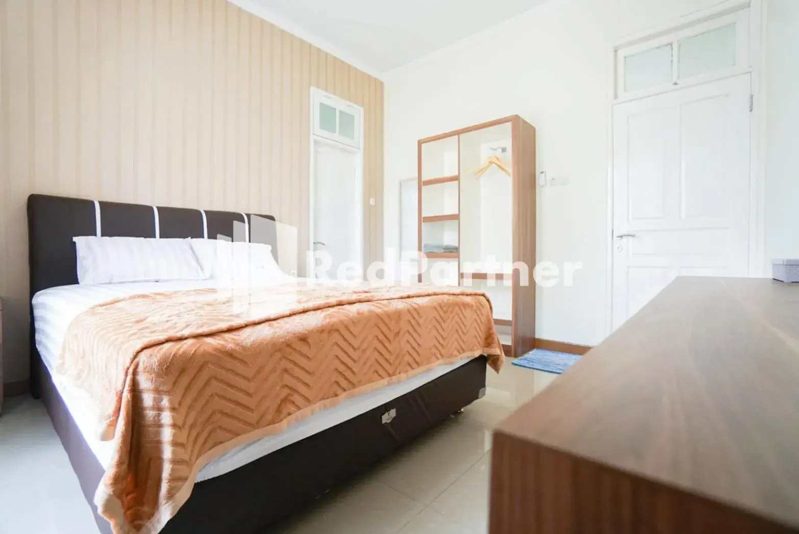 Deluxe Room in Fazza Syariah Mitra RedDoorz Deluxe Room in Fazza Syariah Mitra RedDoorz