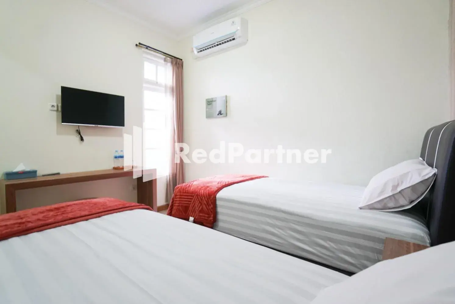 Deluxe Twin Room in Fazza Syariah Mitra RedDoorz Deluxe Twin Room in Fazza Syariah Mitra RedDoorz