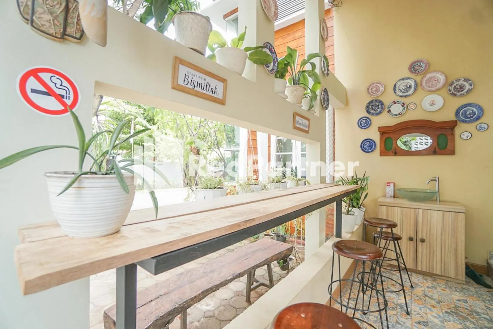 Dining area in Fazza Syariah Mitra RedDoorz