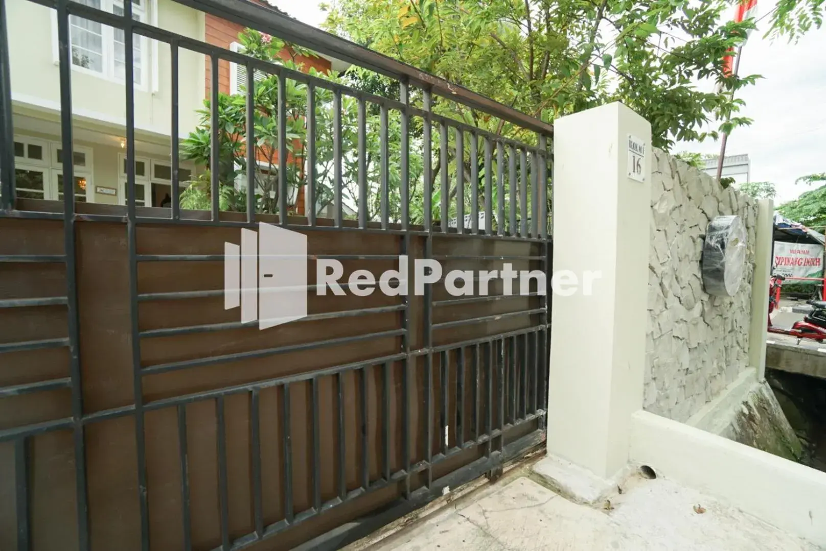 Facade/entrance in Fazza Syariah Mitra RedDoorz Facade/entrance in Fazza Syariah Mitra RedDoorz