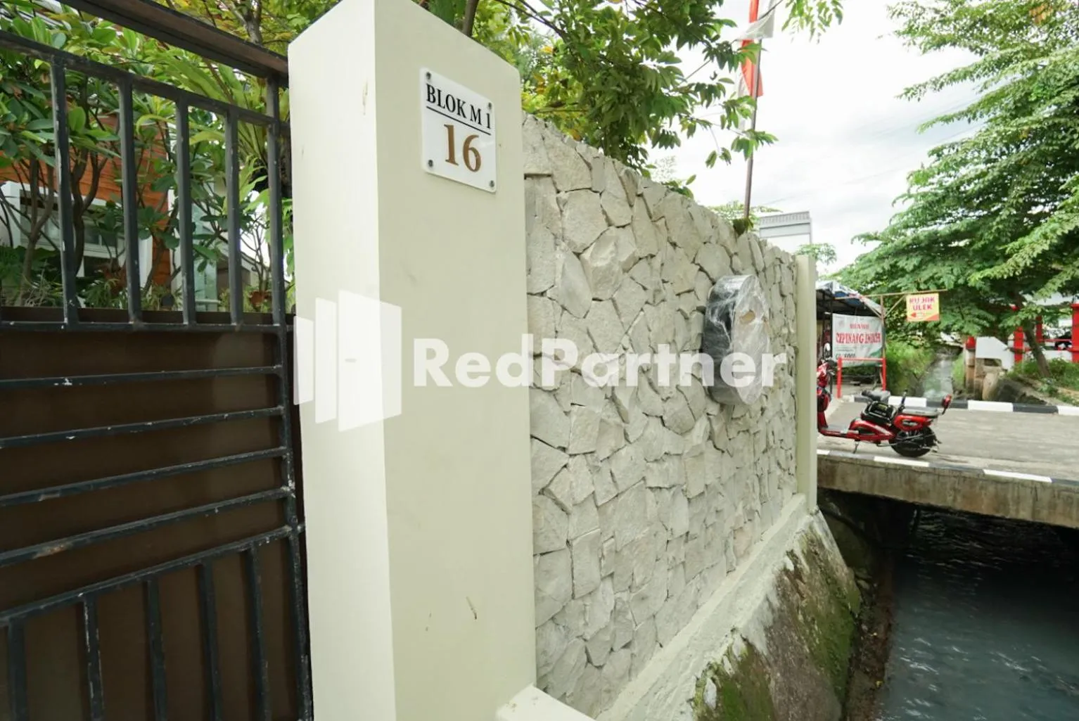 Facade/entrance in Fazza Syariah Mitra RedDoorz