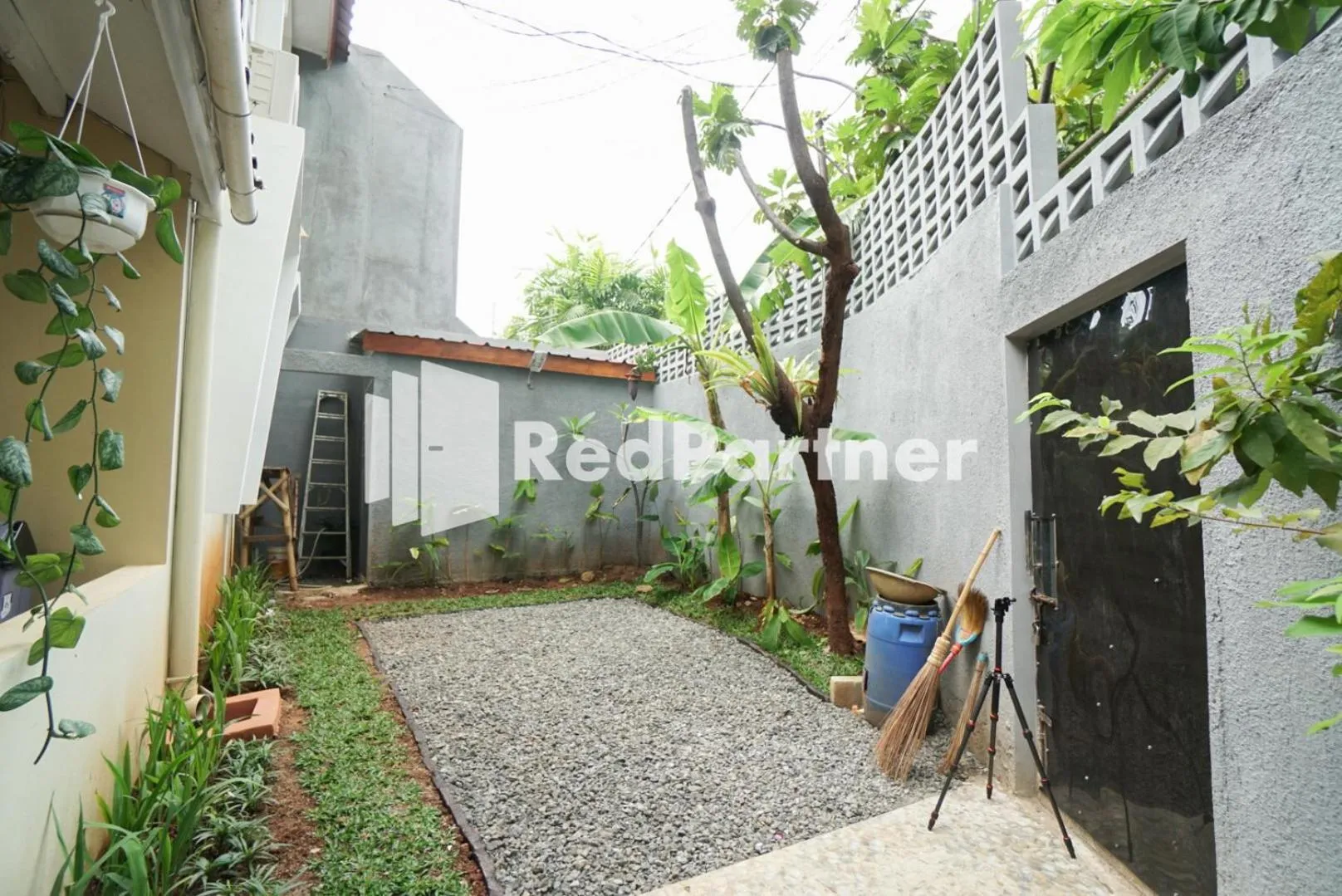 Garden in Fazza Syariah Mitra RedDoorz