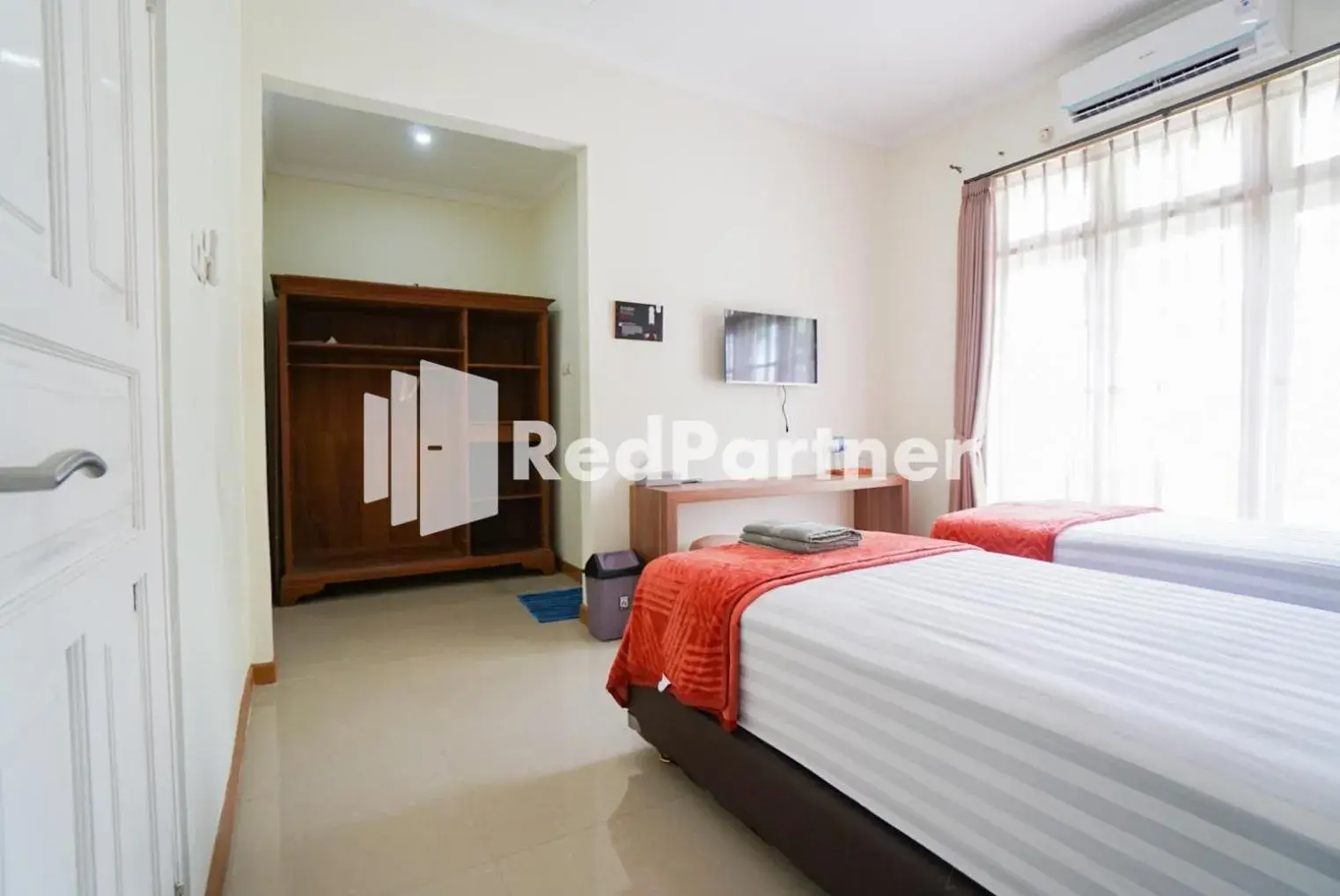 Superior Twin Room in Fazza Syariah Mitra RedDoorz Superior Twin Room in Fazza Syariah Mitra RedDoorz