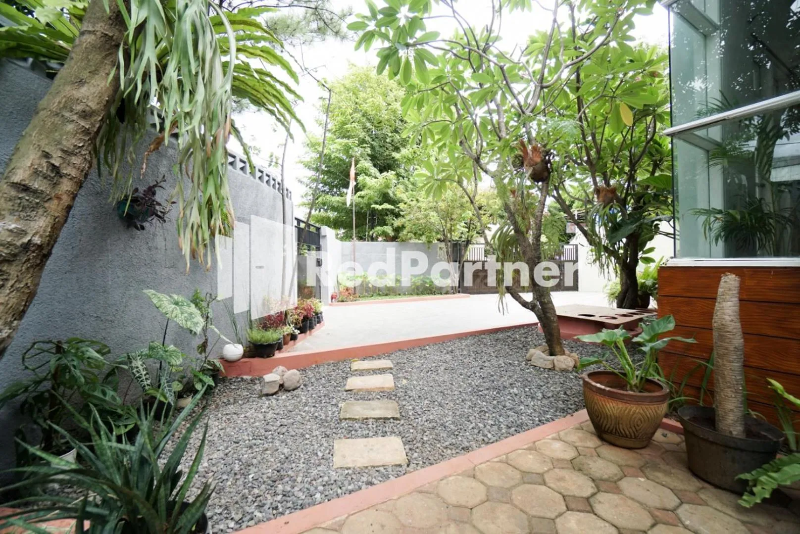 Garden in Fazza Syariah Mitra RedDoorz