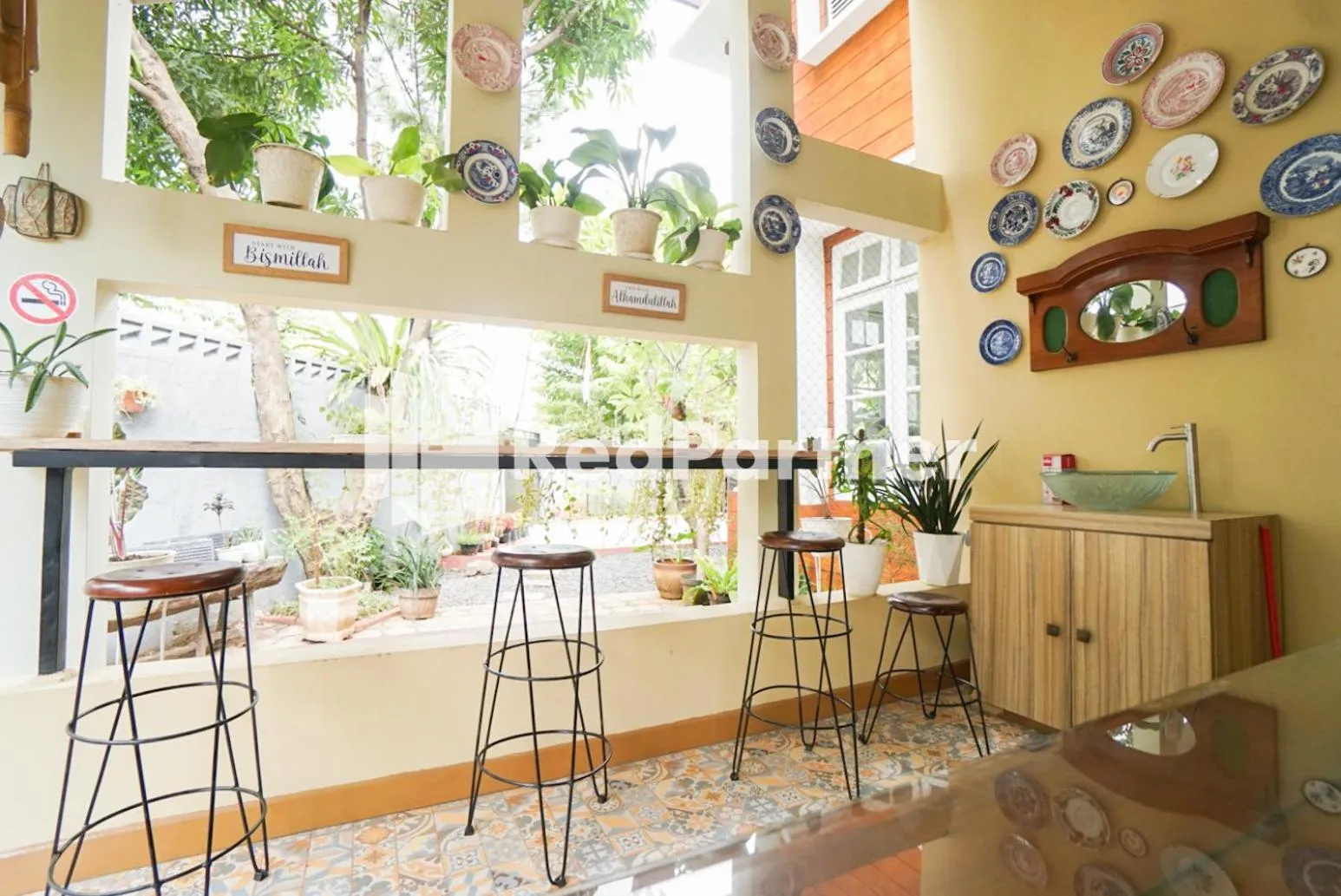 Dining area in Fazza Syariah Mitra RedDoorz