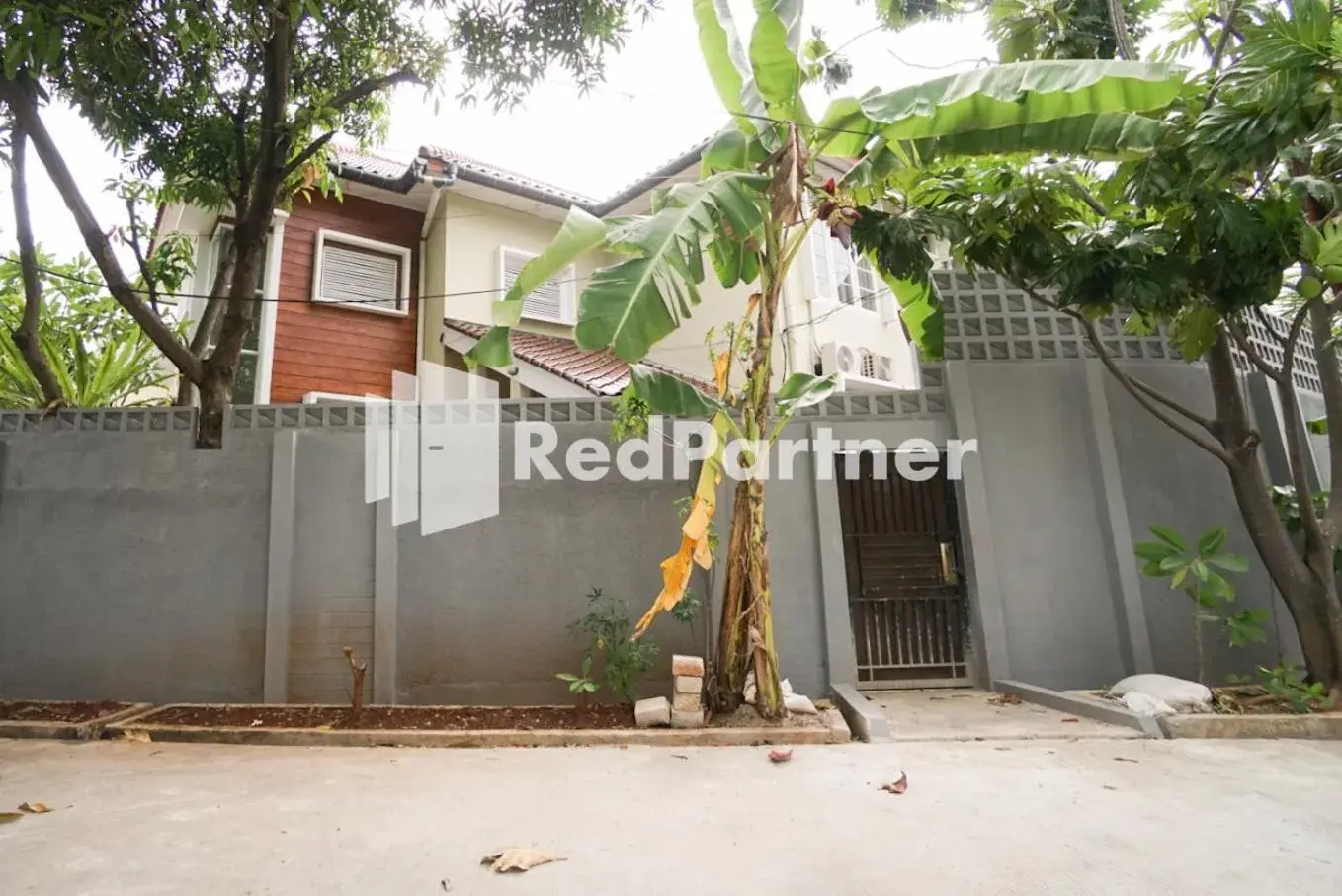 Property building in Fazza Syariah Mitra RedDoorz Property building in Fazza Syariah Mitra RedDoorz