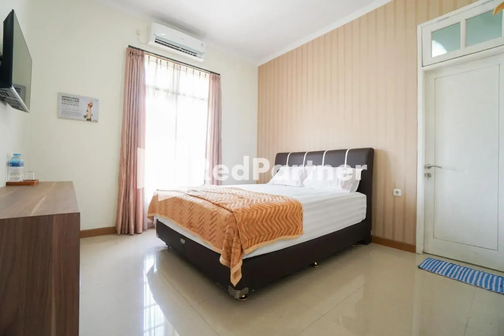 Superior Double Room in Fazza Syariah Mitra RedDoorz Superior Double Room in Fazza Syariah Mitra RedDoorz