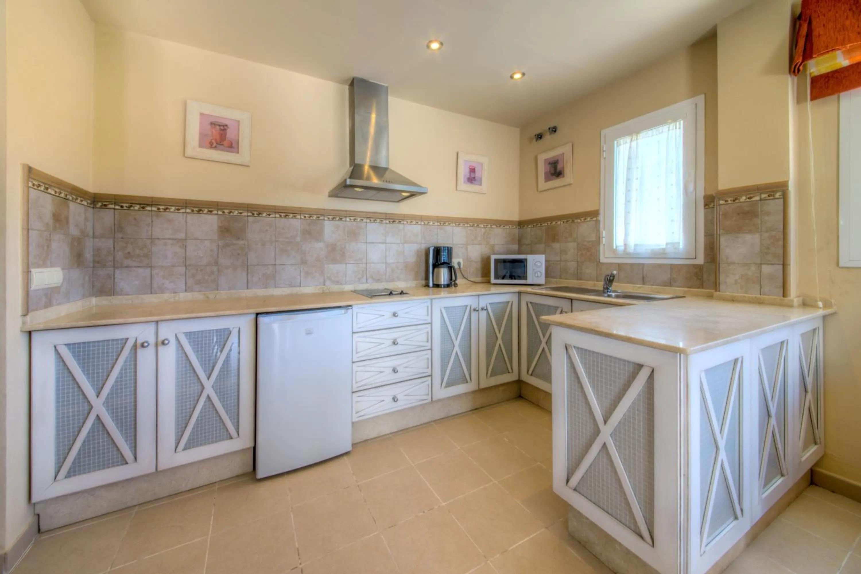 Kitchen or kitchenette in Apartamentos Piedramar