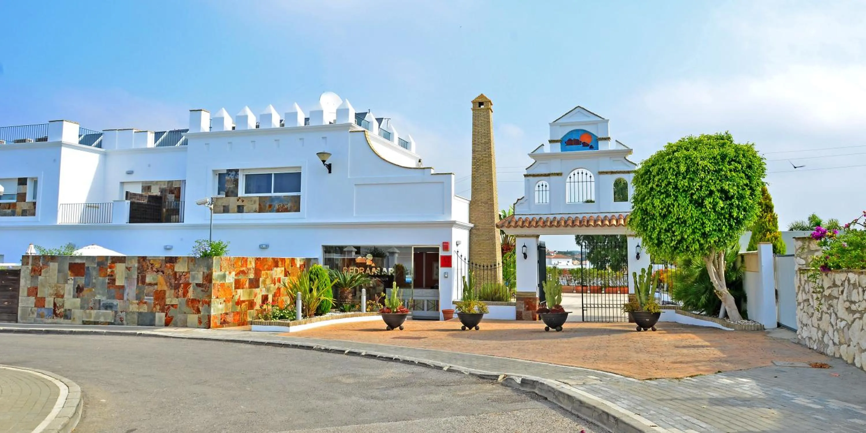 Facade/entrance in Apartamentos Piedramar