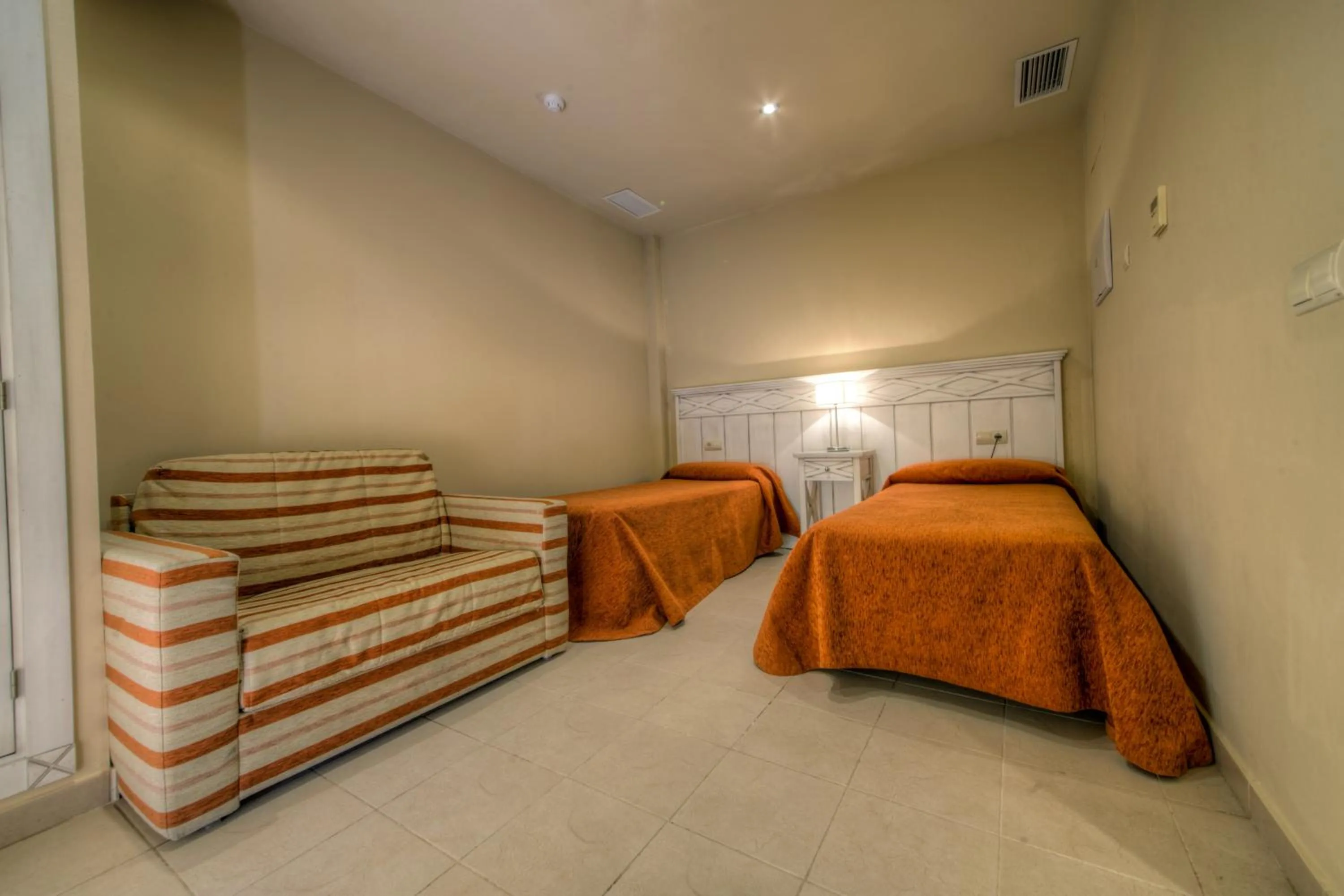 Photo of the whole room in Apartamentos Piedramar