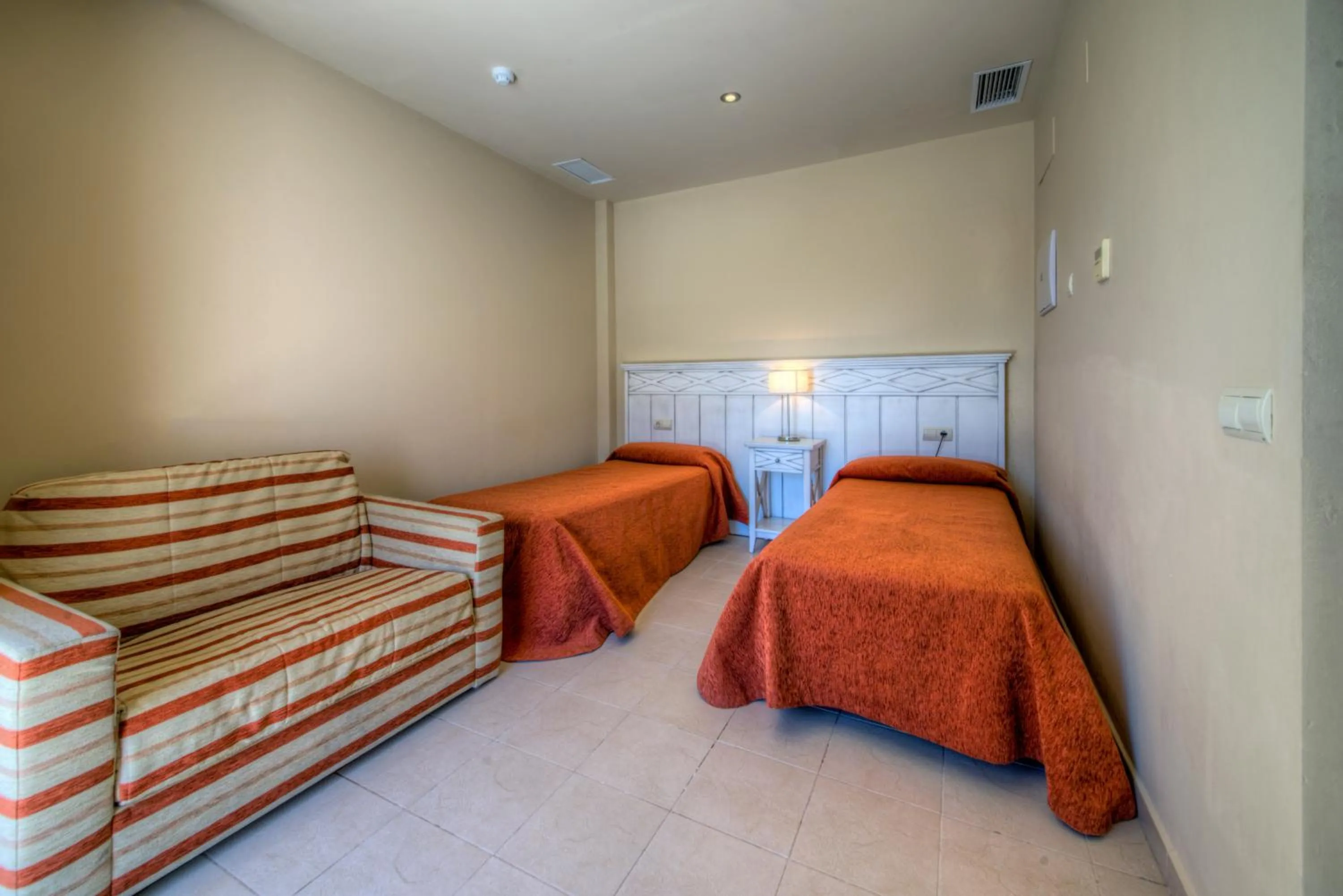 Photo of the whole room in Apartamentos Piedramar