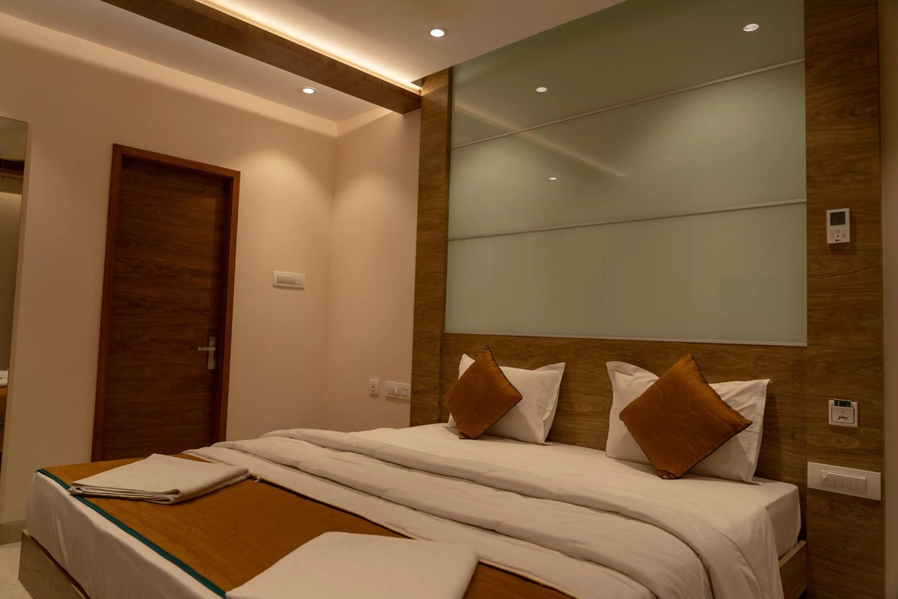 Bed in The Paradise Hotel - LUXURY STAY