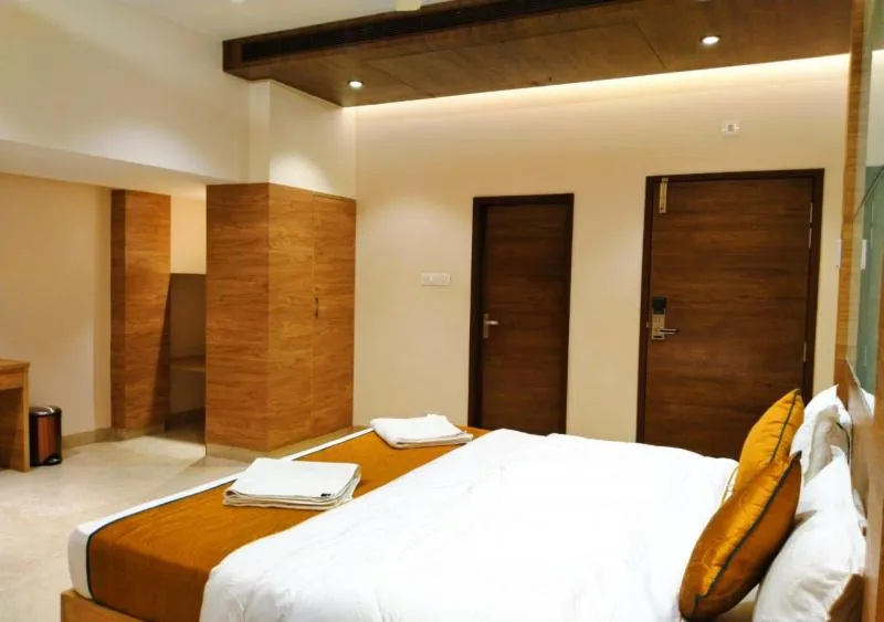 Bed in The Paradise Hotel - LUXURY STAY