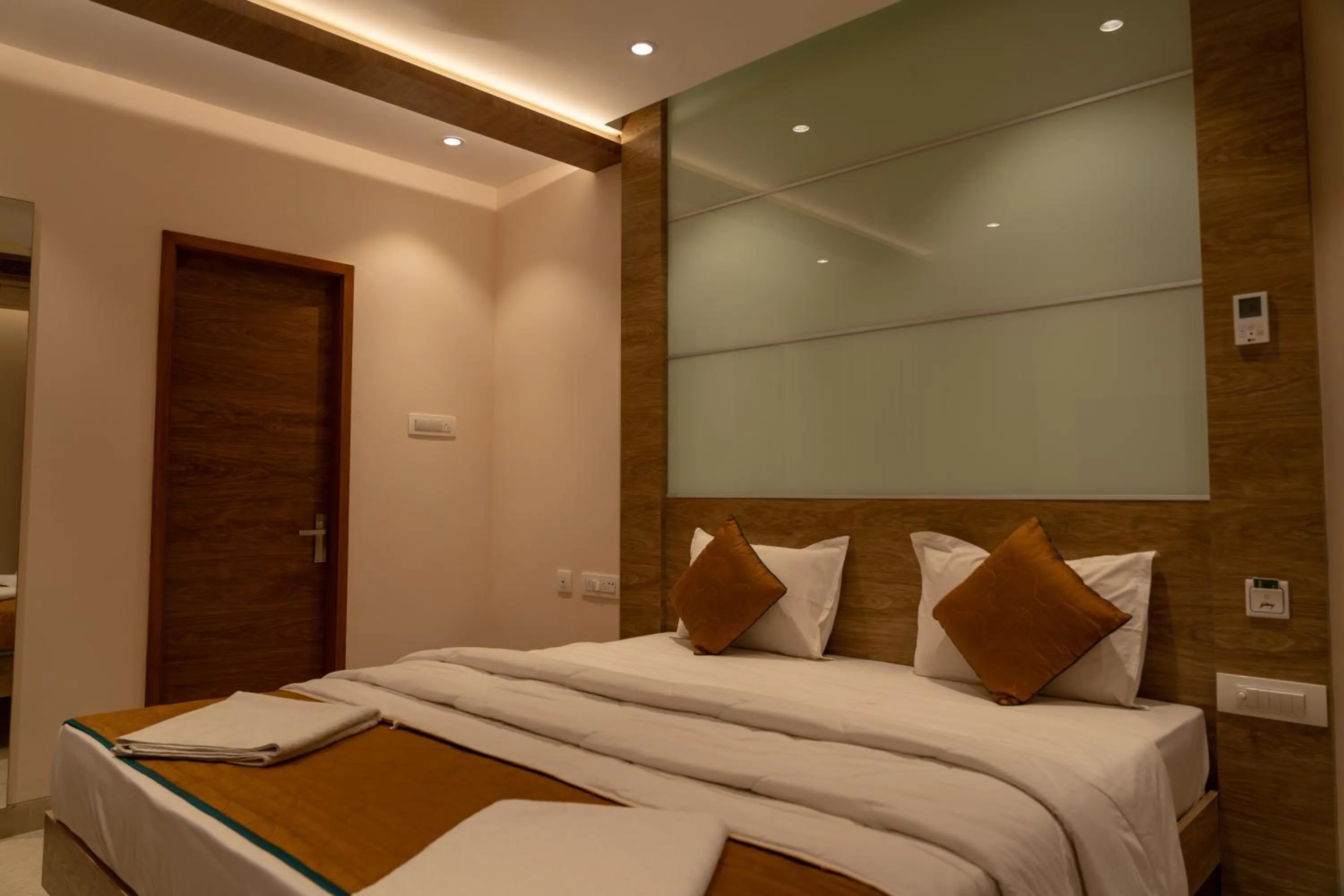 Bed in The Paradise Hotel - LUXURY STAY